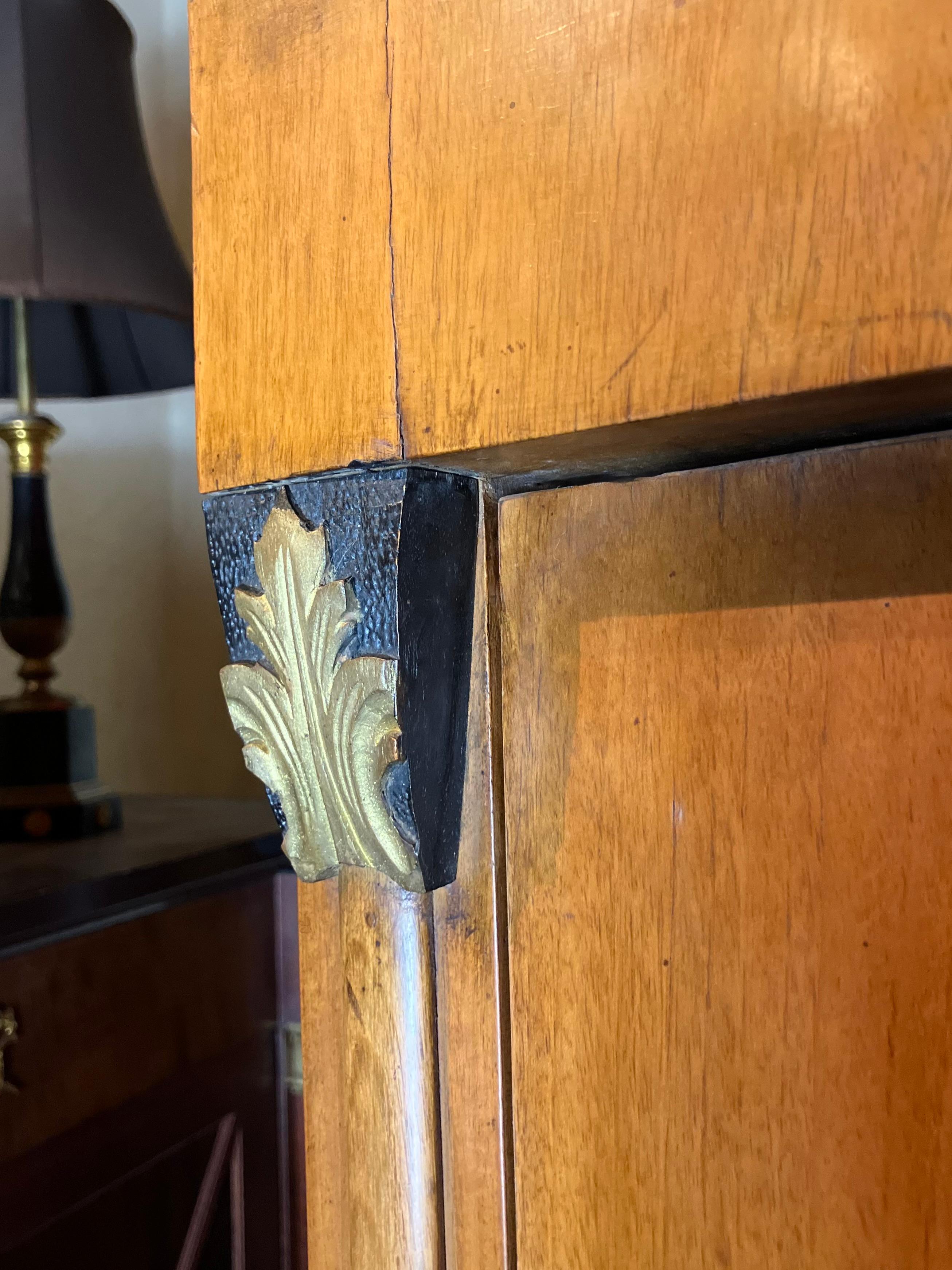 Seltener Biedermeier-Schrank mit aufwändigen Schnitzereien und einzigartiger Urnenform (Österreichisch) im Angebot