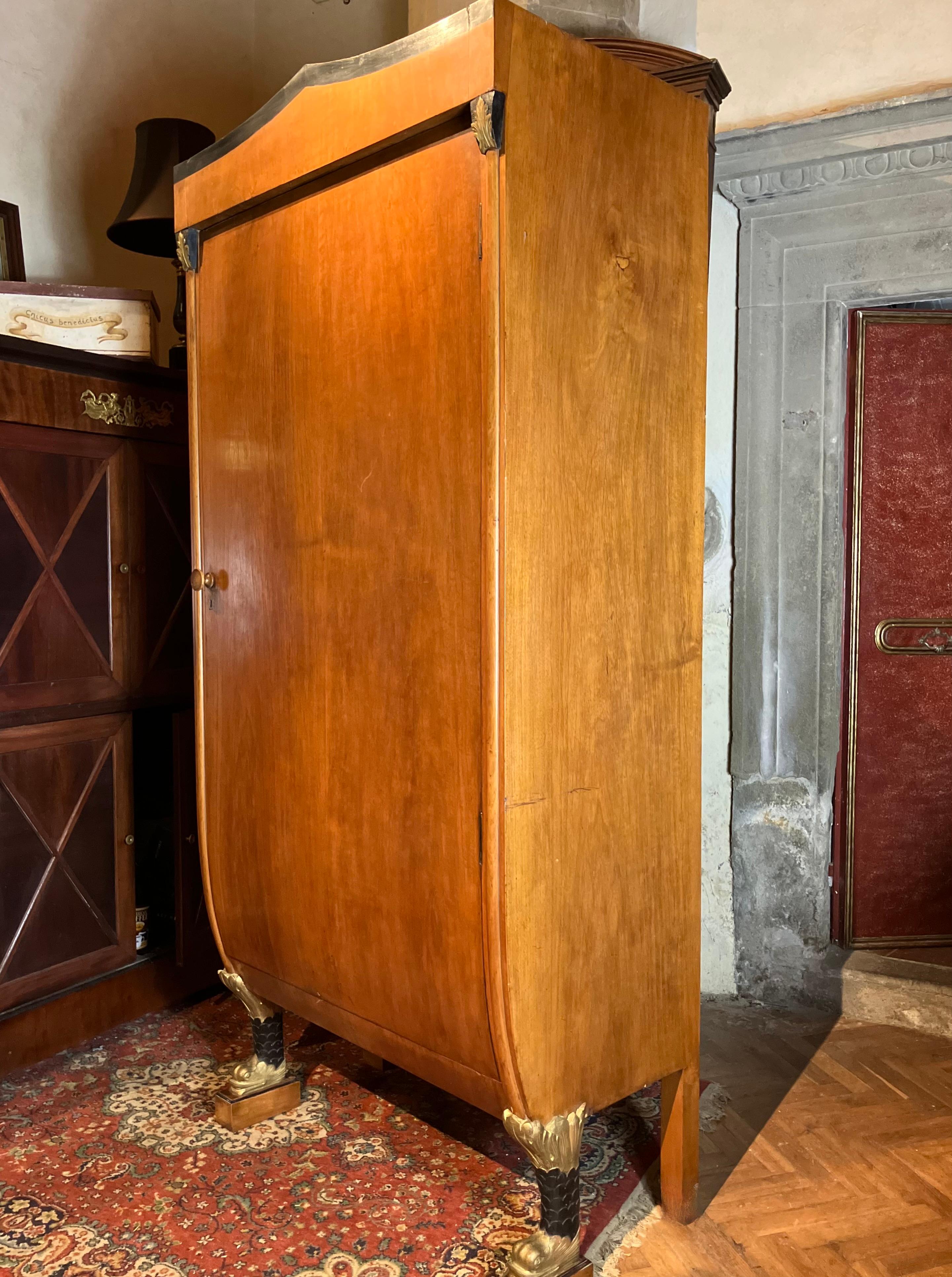 Seltener Biedermeier-Schrank mit aufwändigen Schnitzereien und einzigartiger Urnenform im Zustand „Gut“ im Angebot in Firenze, IT
