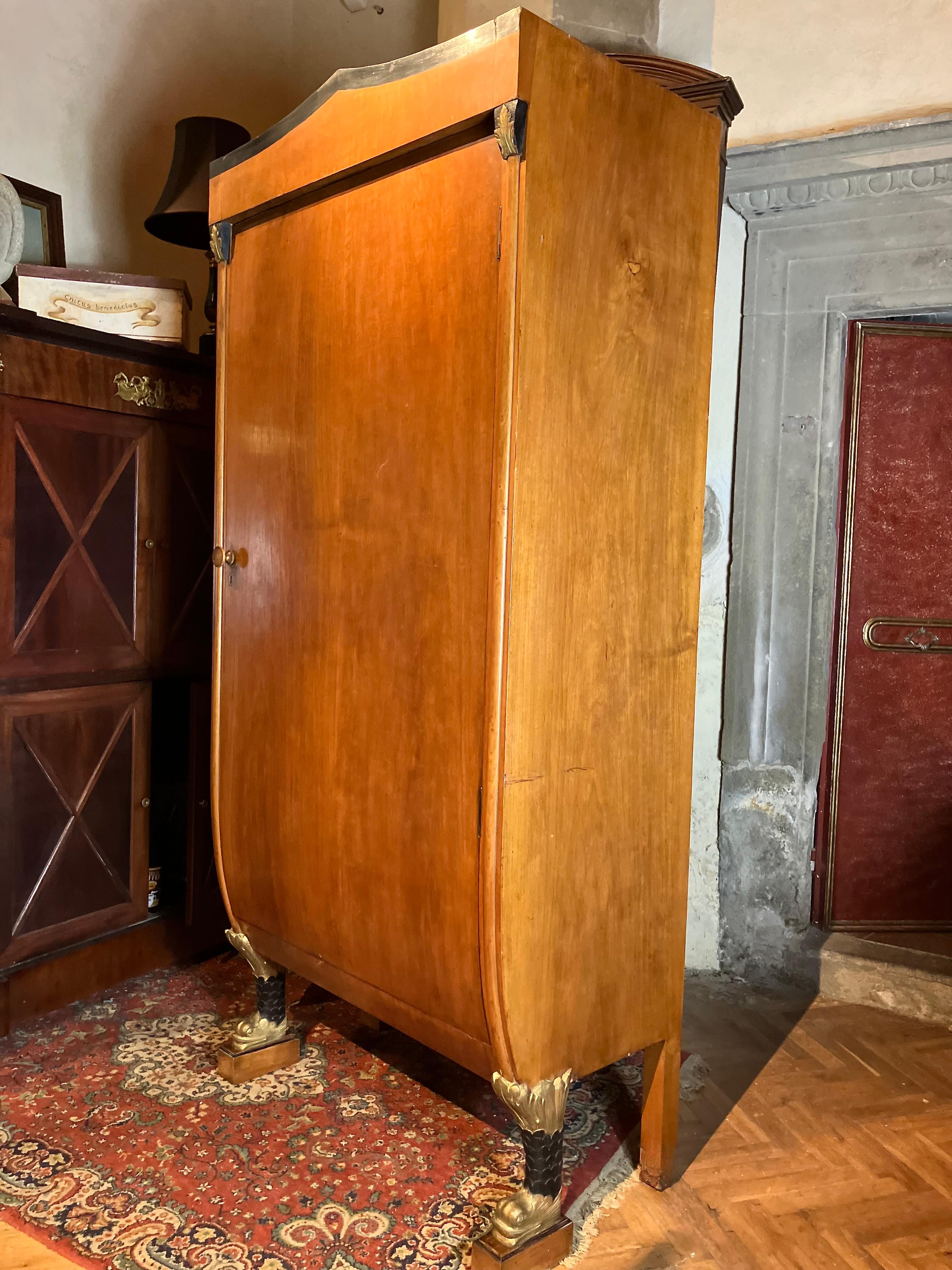 Seltener Biedermeier-Schrank mit aufwändigen Schnitzereien und einzigartiger Urnenform (19. Jahrhundert) im Angebot