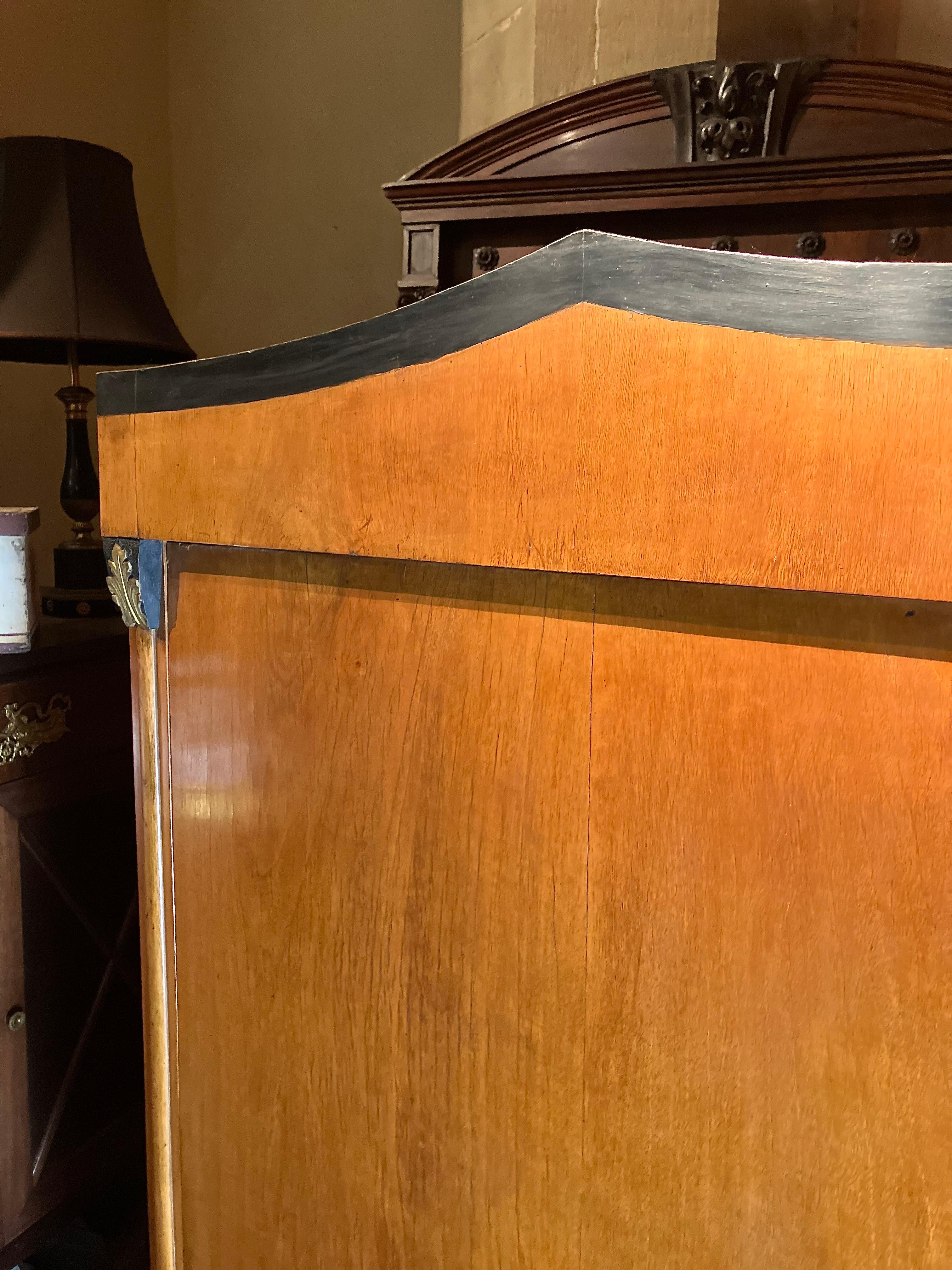 Seltener Biedermeier-Schrank mit aufwändigen Schnitzereien und einzigartiger Urnenform (Obstholz) im Angebot