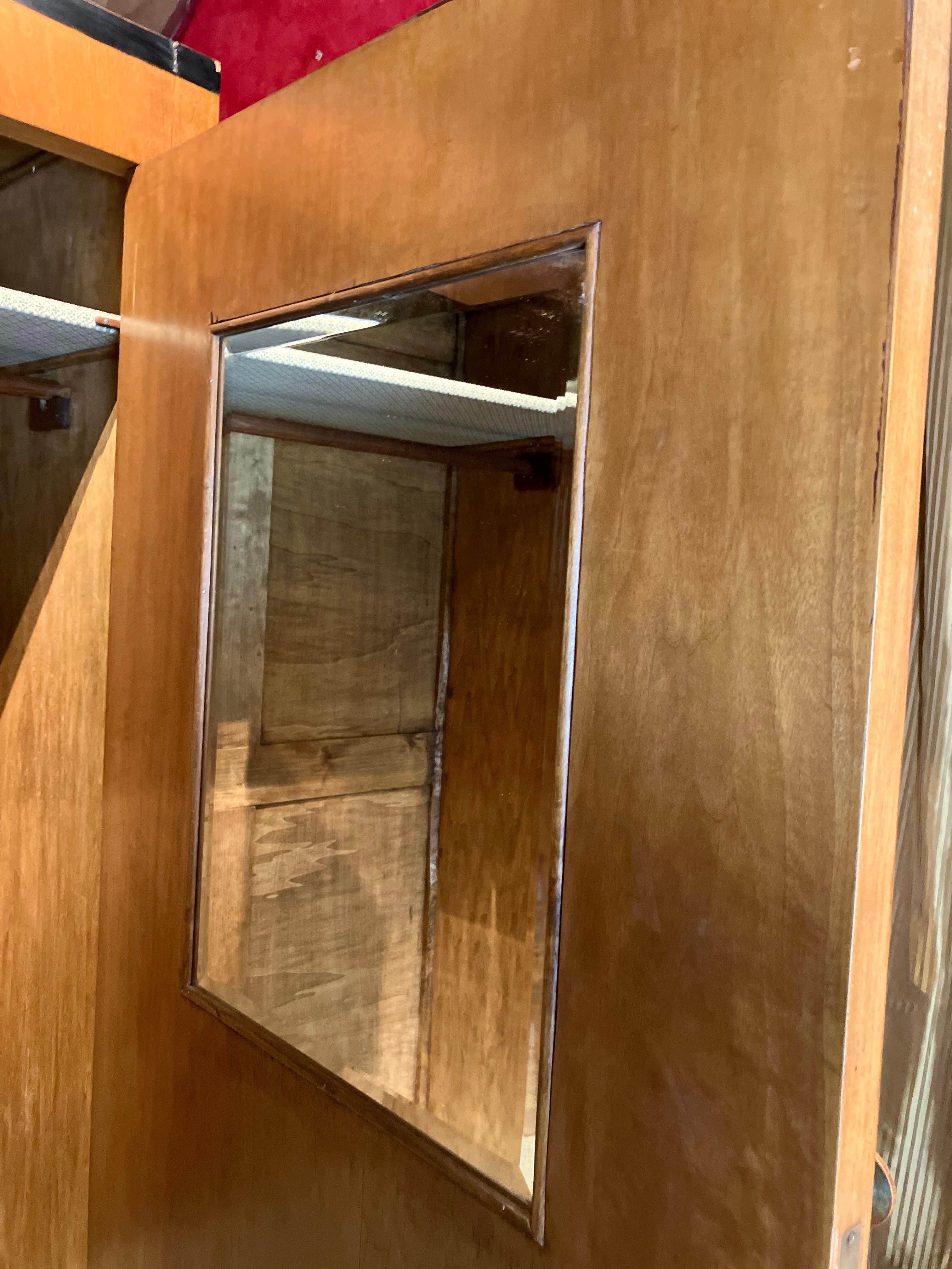 Seltener Biedermeier-Schrank mit aufwändigen Schnitzereien und einzigartiger Urnenform im Angebot 1