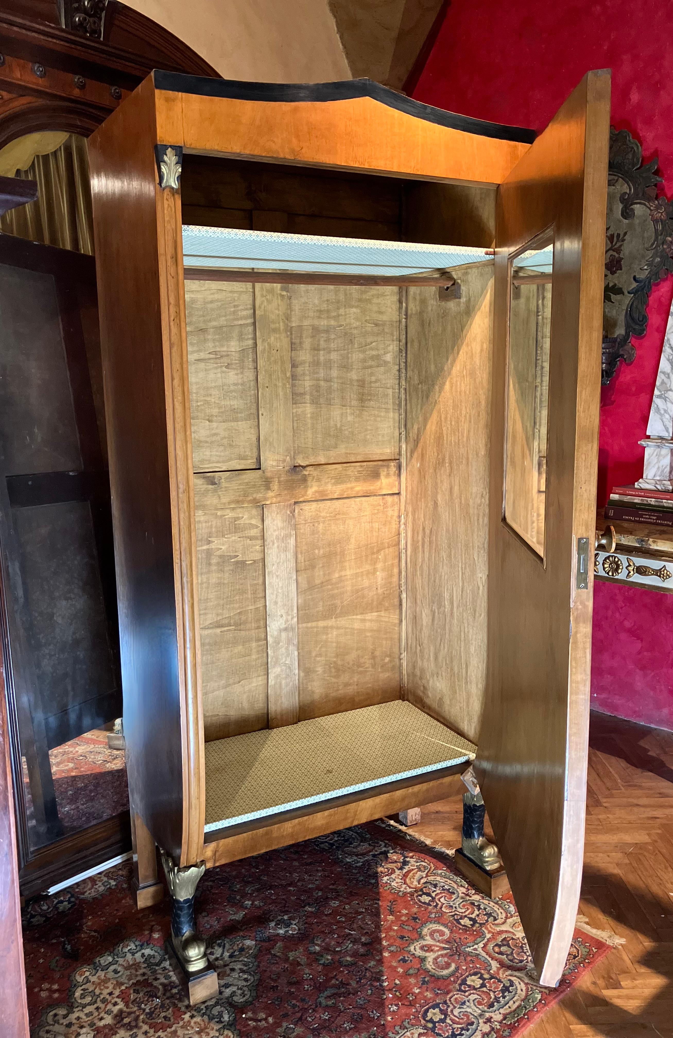 Seltener Biedermeier-Schrank mit aufwändigen Schnitzereien und einzigartiger Urnenform im Angebot 2