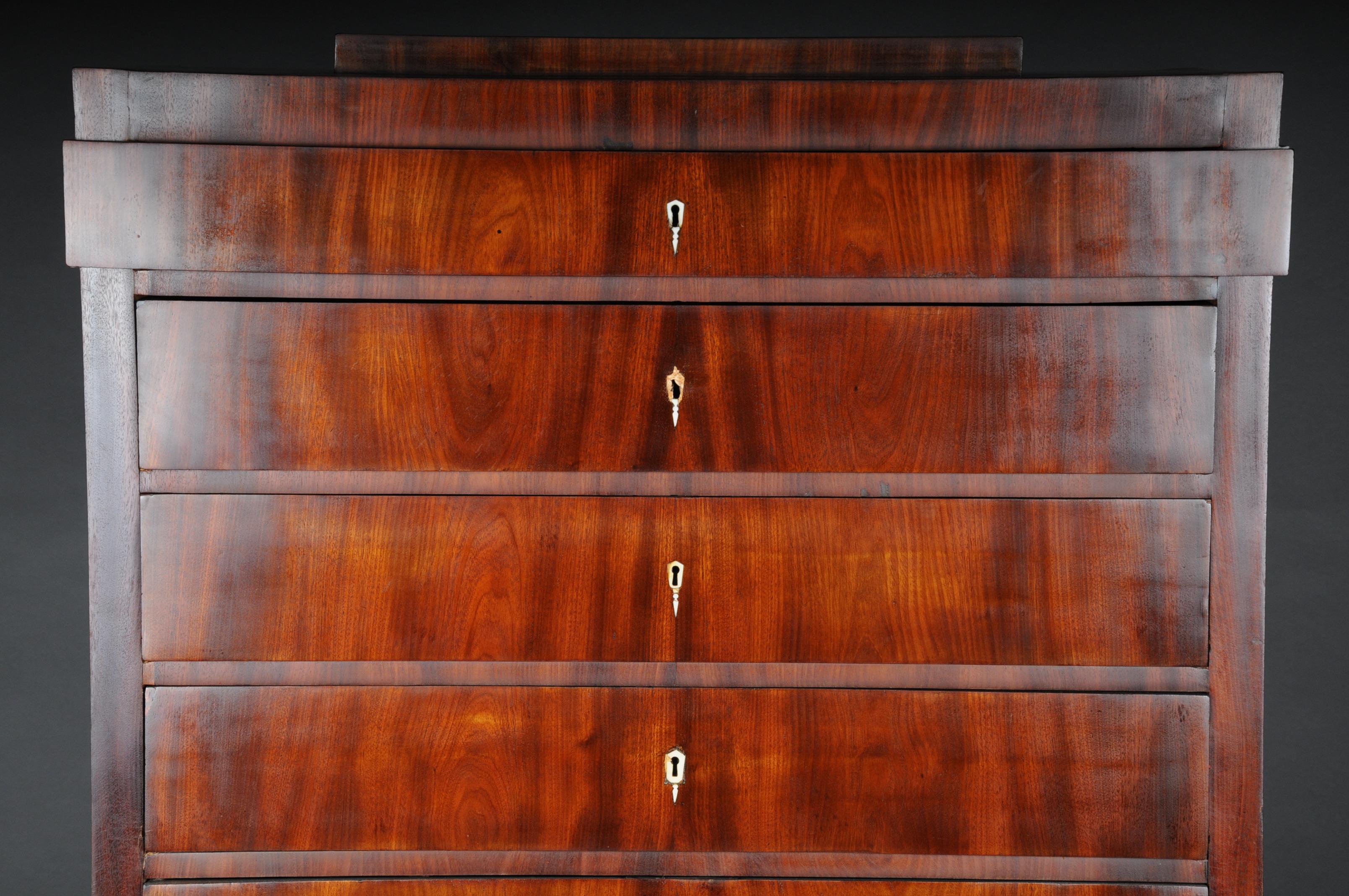 Rare Biedermeier high chest of drawers / chiffoniere, mahogany circa 1830

Rectangular solid wood body with 7 wide drawers, veneered in mahogany.
Very finely processed. Originated in the Biedermeier period circa 1830.
The chiffonier is also