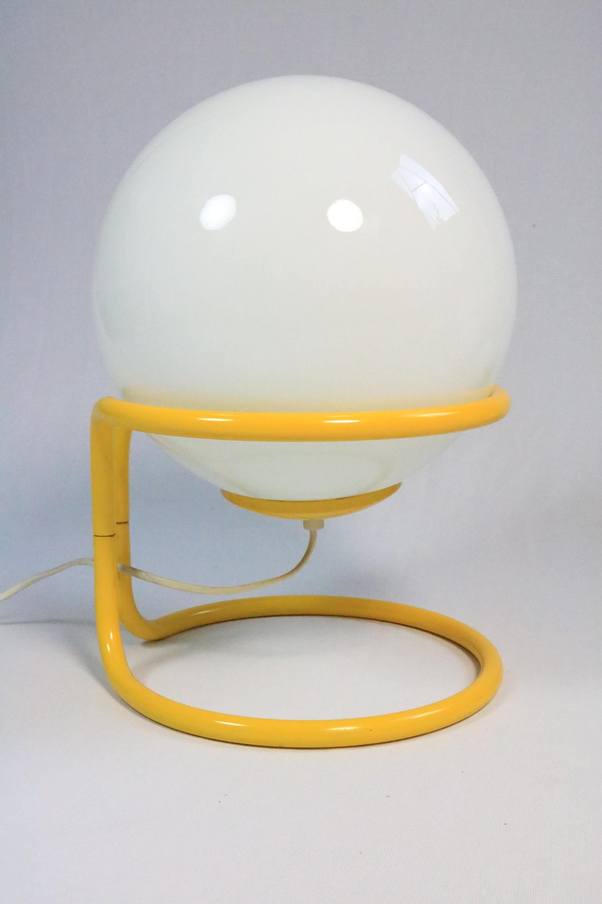 Estupenda lámpara de bola de cristal con marco de metal amarillo.
 
Queda bien en el suelo, también se puede colocar sobre un tablero bajo.
 
Altura: 37 cm
Diámetro de la esfera: 24 cm / 9,45 pulgadas
 
En buen estado. Ligeras señales de uso en el