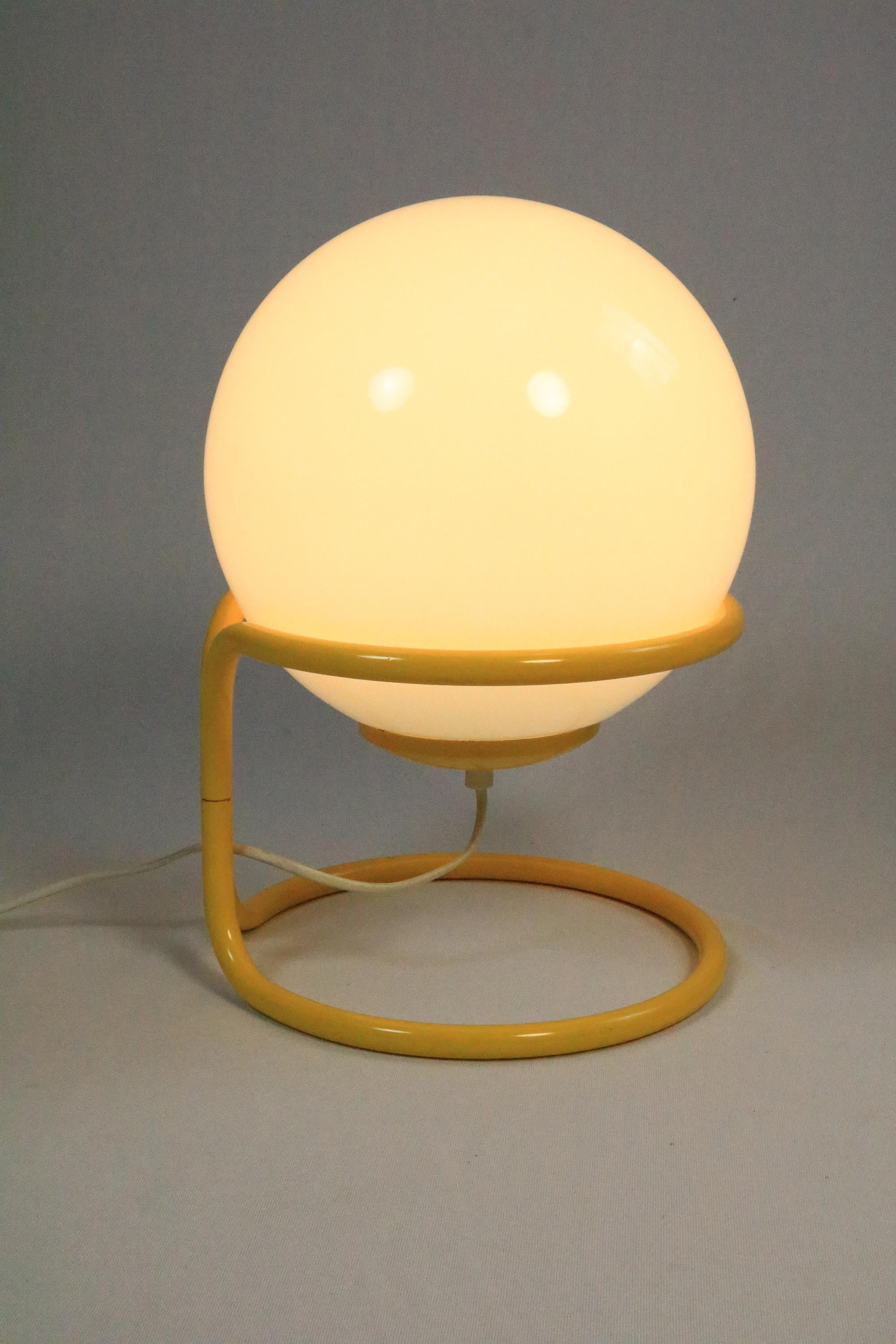 Rara Lámpara de Bola de Cristal BIG, Lámpara de Pie Amarilla, Europa, Década de 1970 Alemán