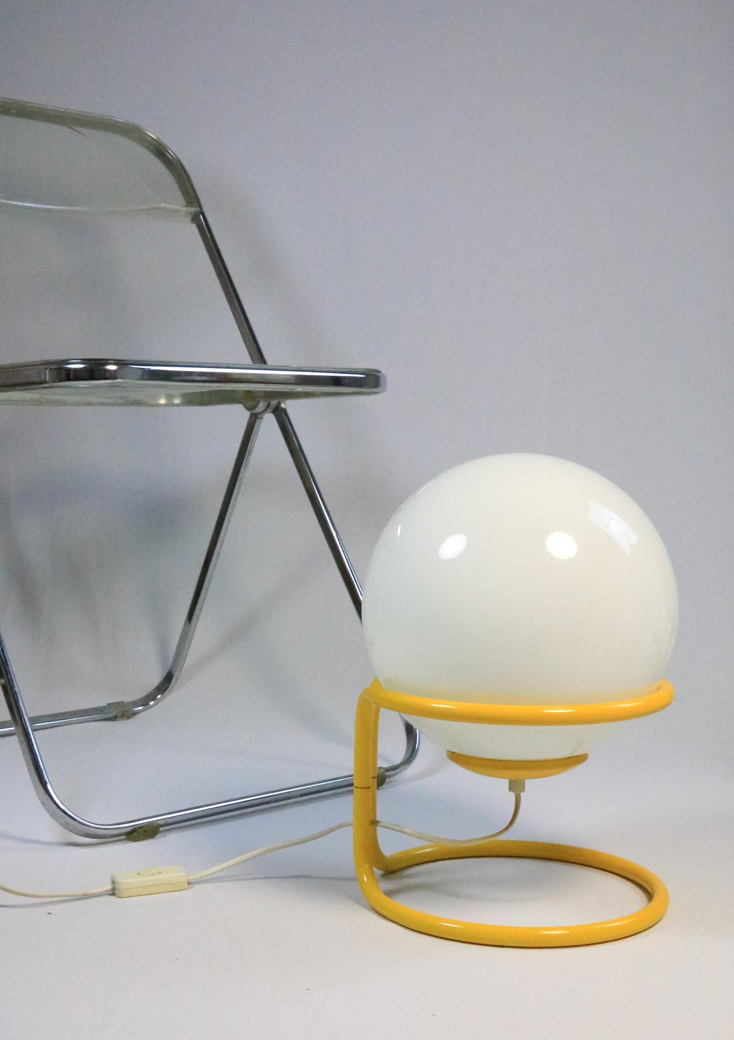 Rara Lámpara de Bola de Cristal BIG, Lámpara de Pie Amarilla, Europa, Década de 1970 siglo XX