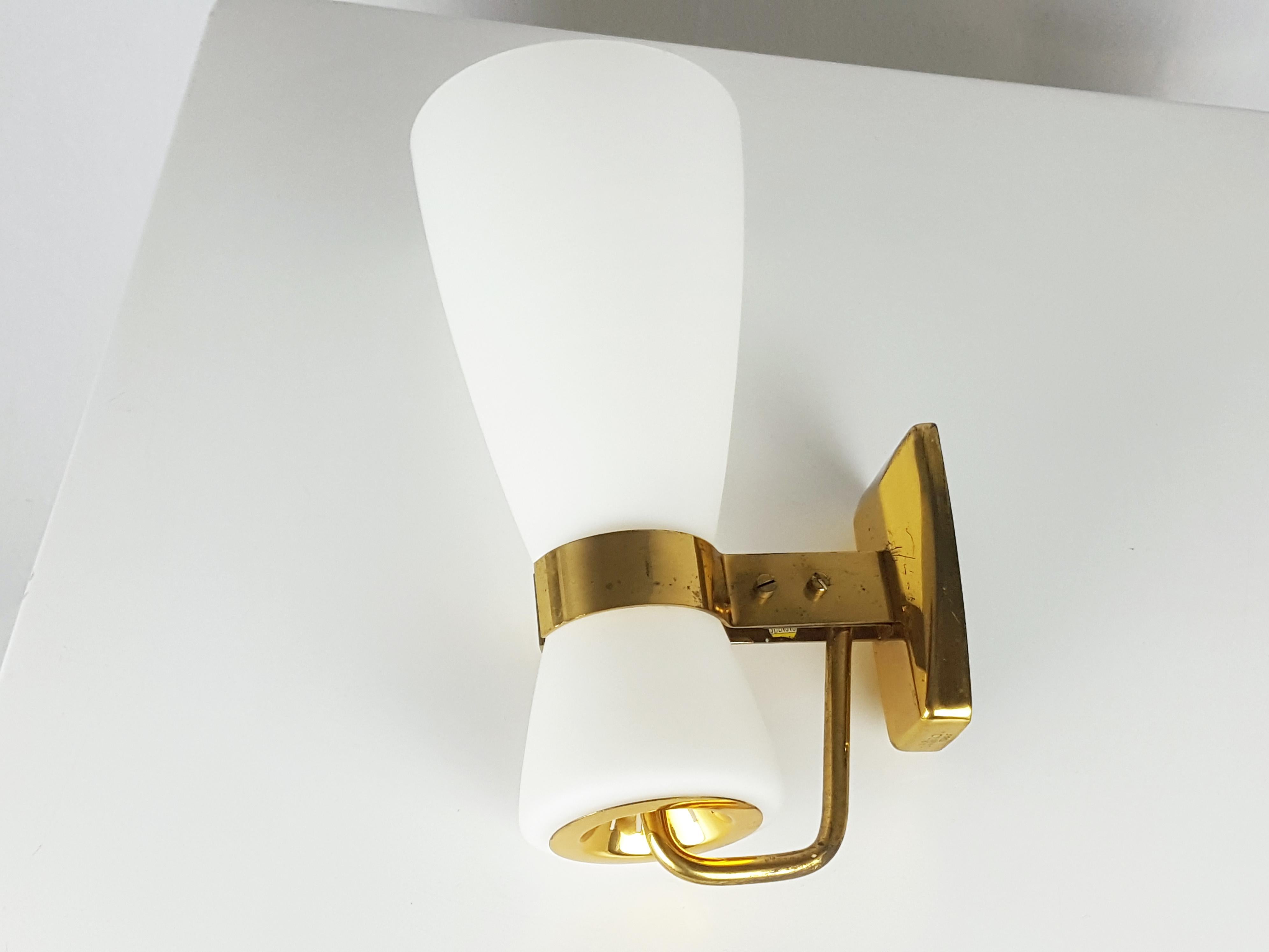 This wall lamp was produced in Italy by Stilnovo in the late 1950s.
It is made from a brass structure with a white Opaline sandblasted shade.
It remains in a very good condition: oxidation spots on the frame as showed in pictures. A very small