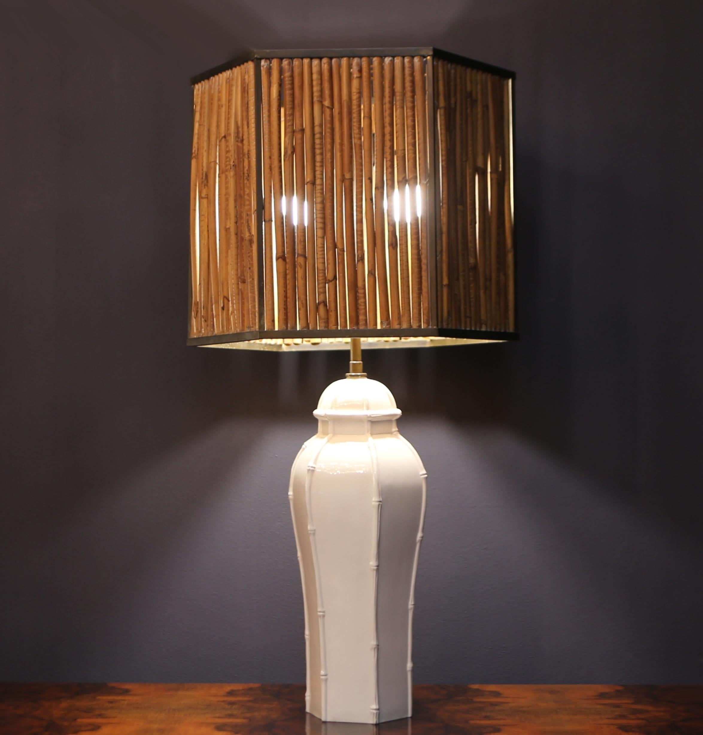 Rare grande lampe de table en céramique  Bambou et laiton, Italie, années 1970.
Cette lampe est un exemple de design italien idéal pour les espaces modernes.
la base de cette lampe est en céramique avec une référence au bambou. l'abat-jour est en