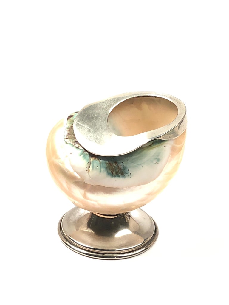 Rare Binazzi, Italy small trinket bowl. Natural shell combined with silver plated sculpture, 

1970s, made in Italy. 

This piece is in excellent condition with some signs of ageing but no structural damage.

An amazing and seldom piece.
  