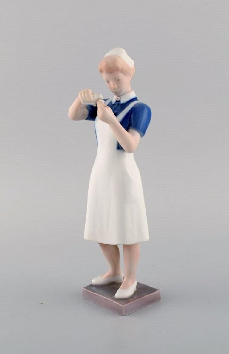 Rare Bing & Grøndahl porcelain figurine. Nurse. Model number 2379. Mid 20th century.
Measures: 23.3 x 7 cm.
In excellent condition.
Stamped.
1st factory quality.