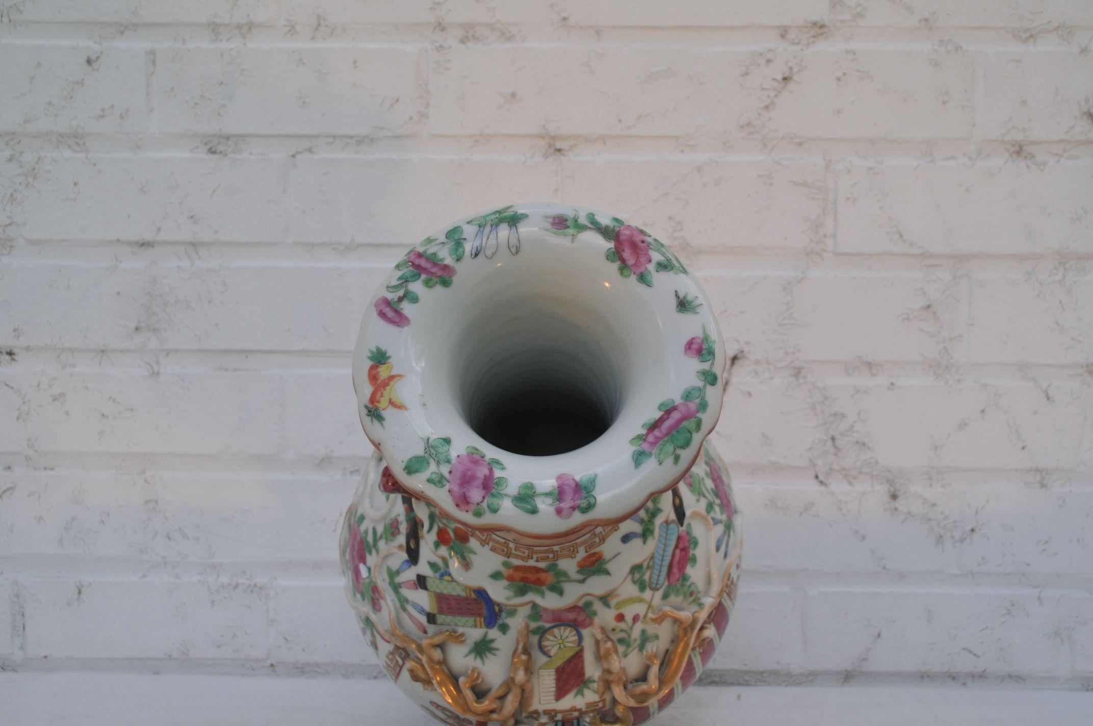 Rare Bird's Shaped Handles Chinese Rose Canton Baluster Vase, circa 1880 In Good Condition For Sale In Brussels, BE