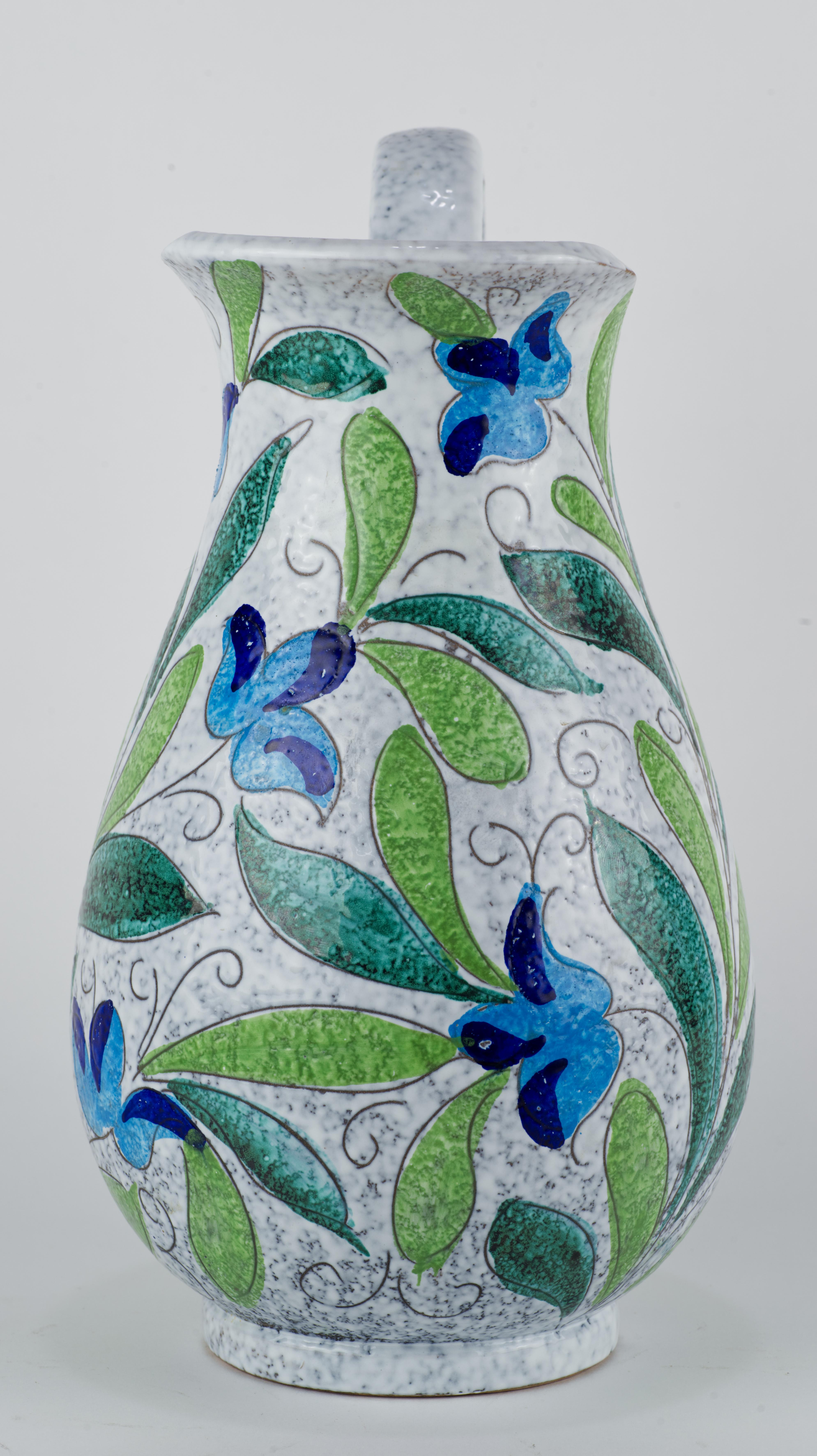  Seltene und ungewöhnliche Krugvase mit abstraktem Sgraffito-Dekor von Bitossi Ceramiche; sie ähnelt in ihrem Stil sehr den Stücken, die Aldo Londi für Bitossi entworfen hat. Sie ist mit abstrakten Blumenmustern in blauer und grüner Palette