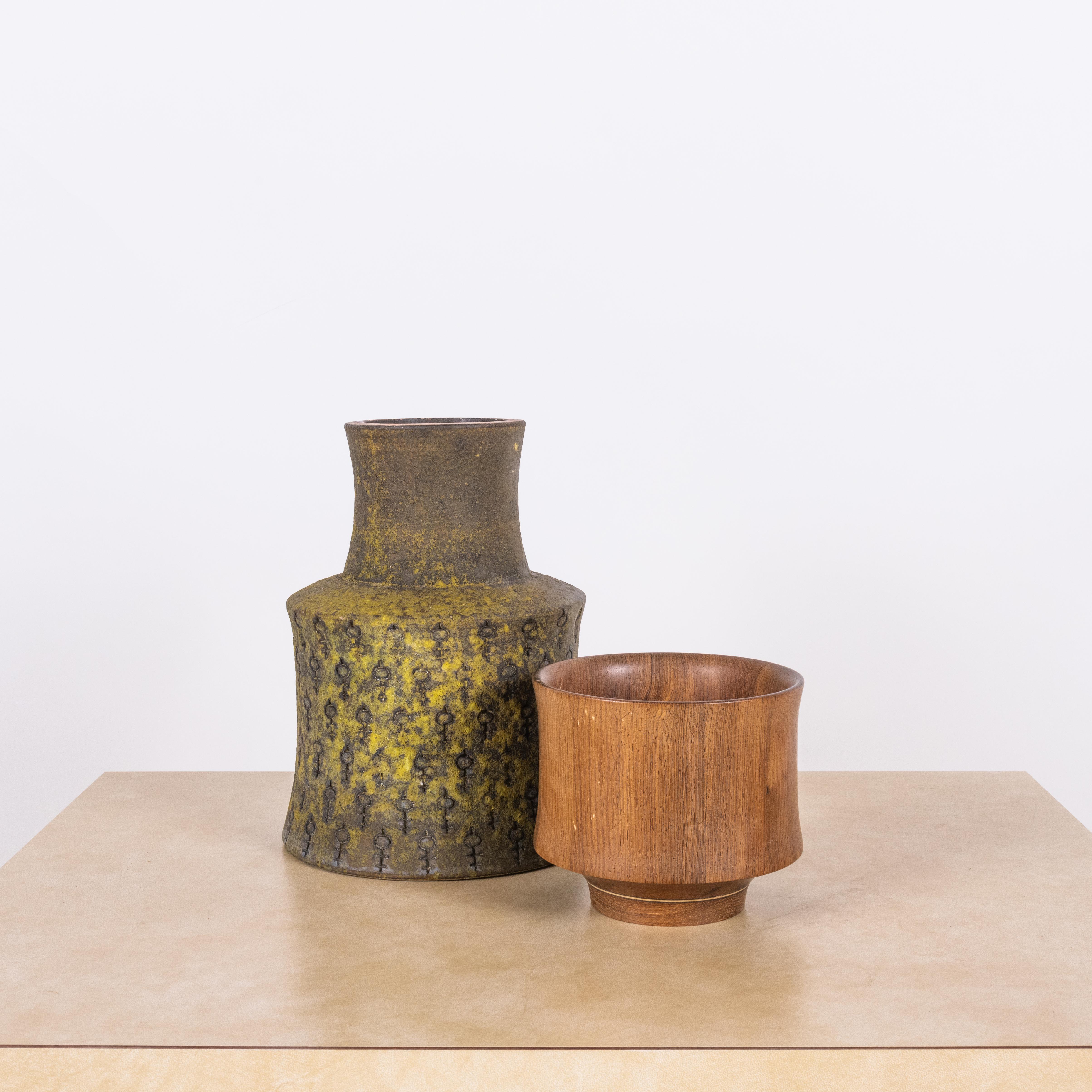 Seltene Vase von Bitossi mit passender Teakholzschale.

Unglaubliche Glasur auf der Vase.

Die angegebenen Maße beziehen sich auf die Vase.

Verkauft als dekoratives Set (Vase und Schale).