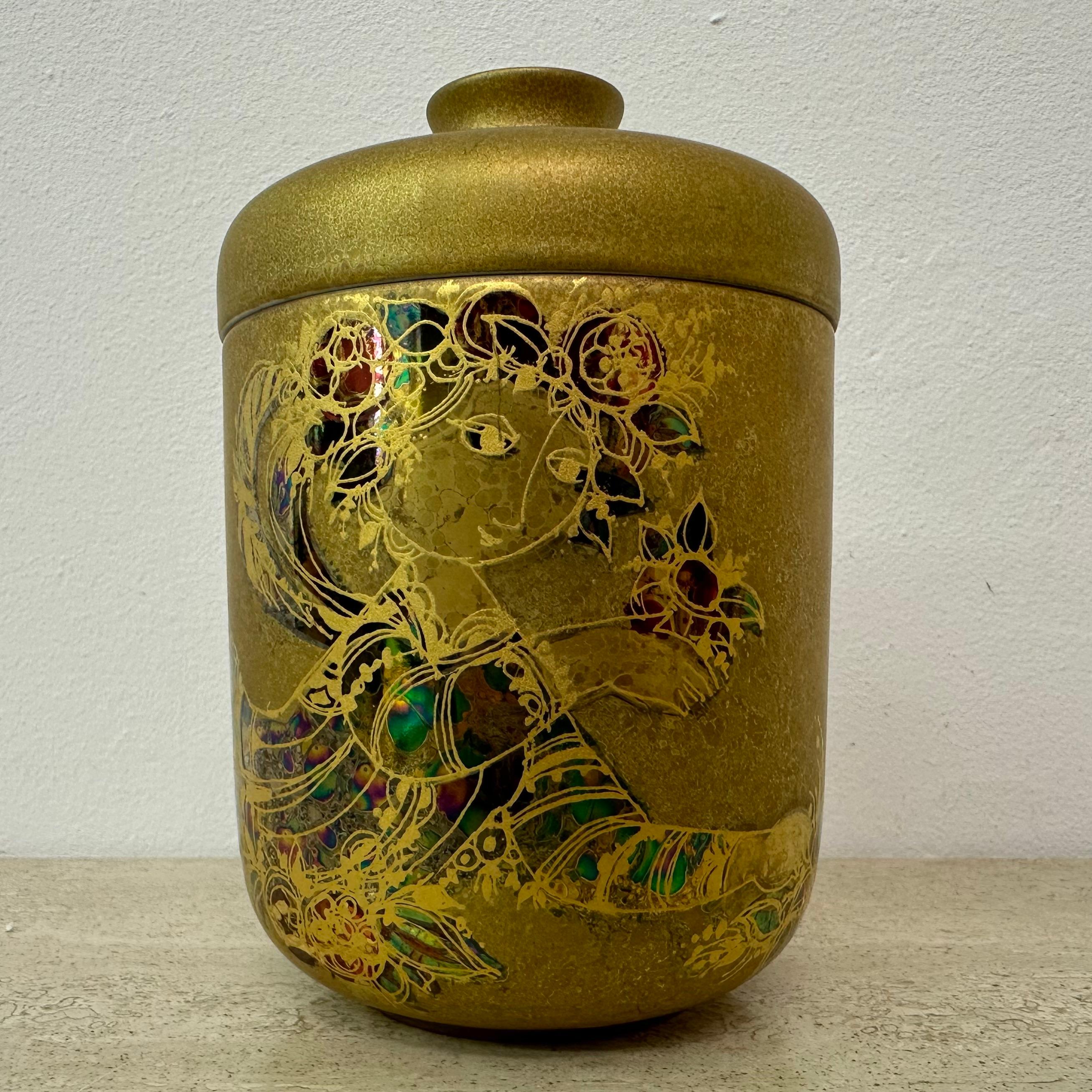 Raro vaso contenitore Bjørn Wiinblad per Rosenthal, anni '70


Dimensioni: 15 cm di H., 10 cm di diametro
Condizioni: Menta