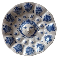 Seltener Bjørn Wiinblad Weißer, blauer Relief-Wandteller, 1977