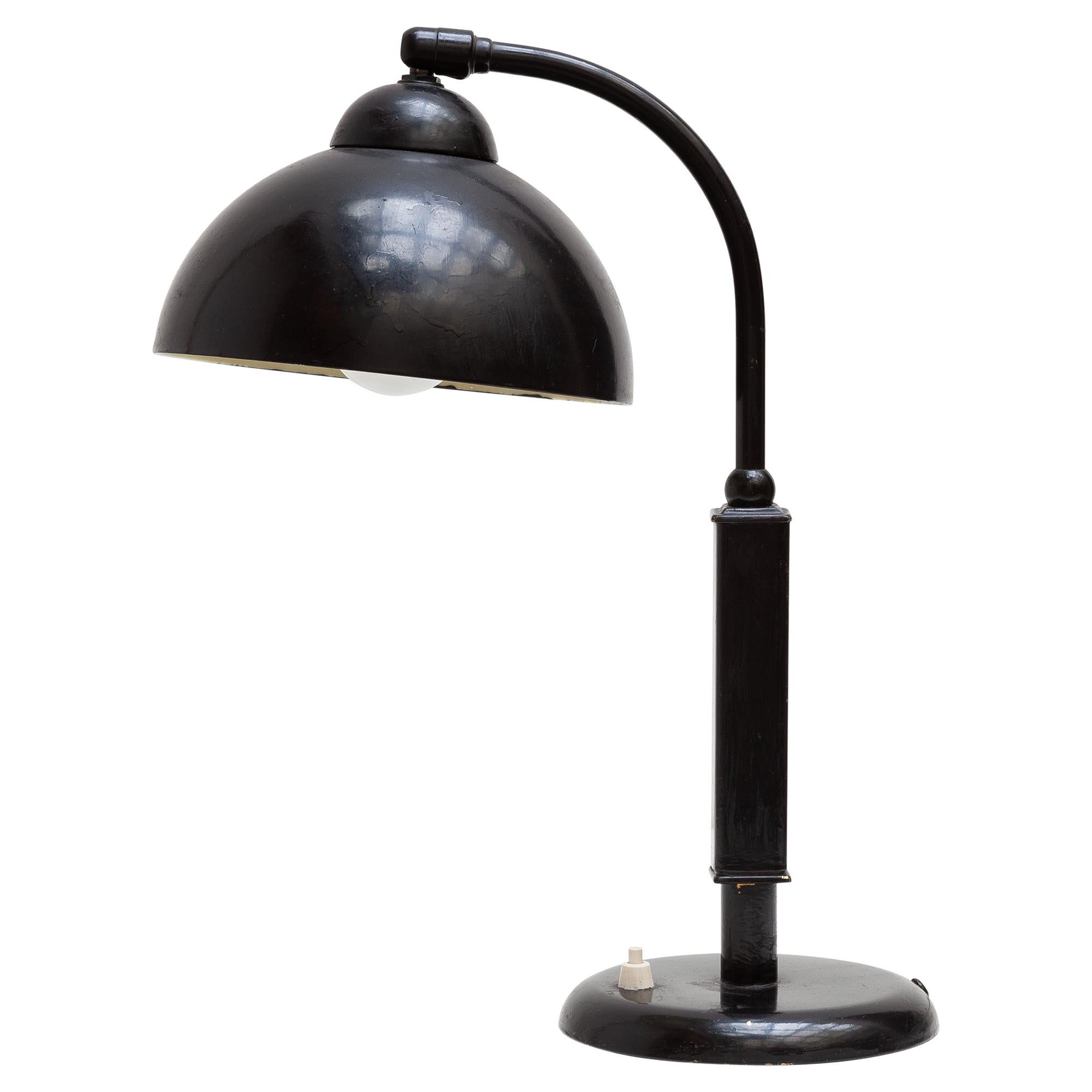 Rare lampe de bureau Bauhaus noire conçue par Cristian Dell par Kaiser, années 1930 