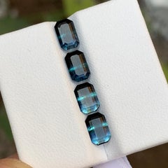 Paire de tourmalines bicolores noires et bleues rares, boucles d
oreilles taille émeraude 3.55 carats