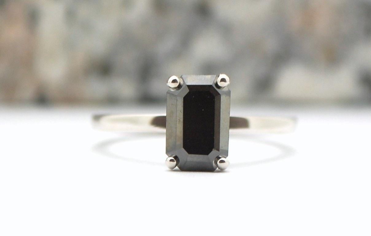 Seltener schwarzer Diamant-Verlobungsring mit 3 Karat Diamant im Smaragdschliff  18KT Weißgold im Zustand „Neu“ im Angebot in Boca Raton, FL