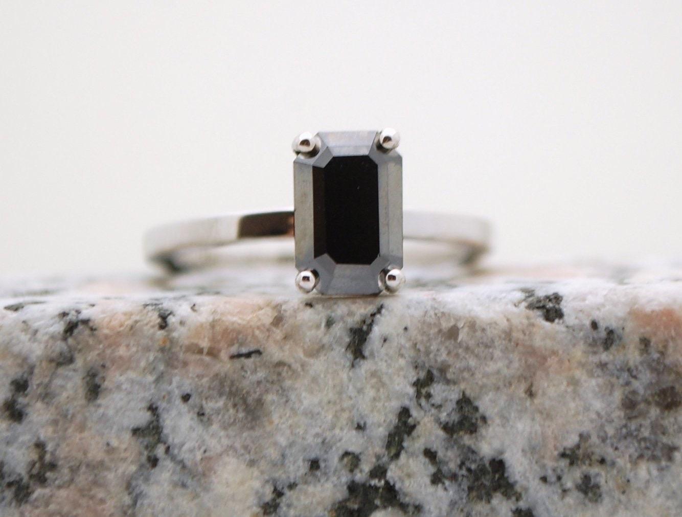 Seltener schwarzer Diamant-Verlobungsring mit 3 Karat Diamant im Smaragdschliff  18KT Weißgold für Damen oder Herren im Angebot