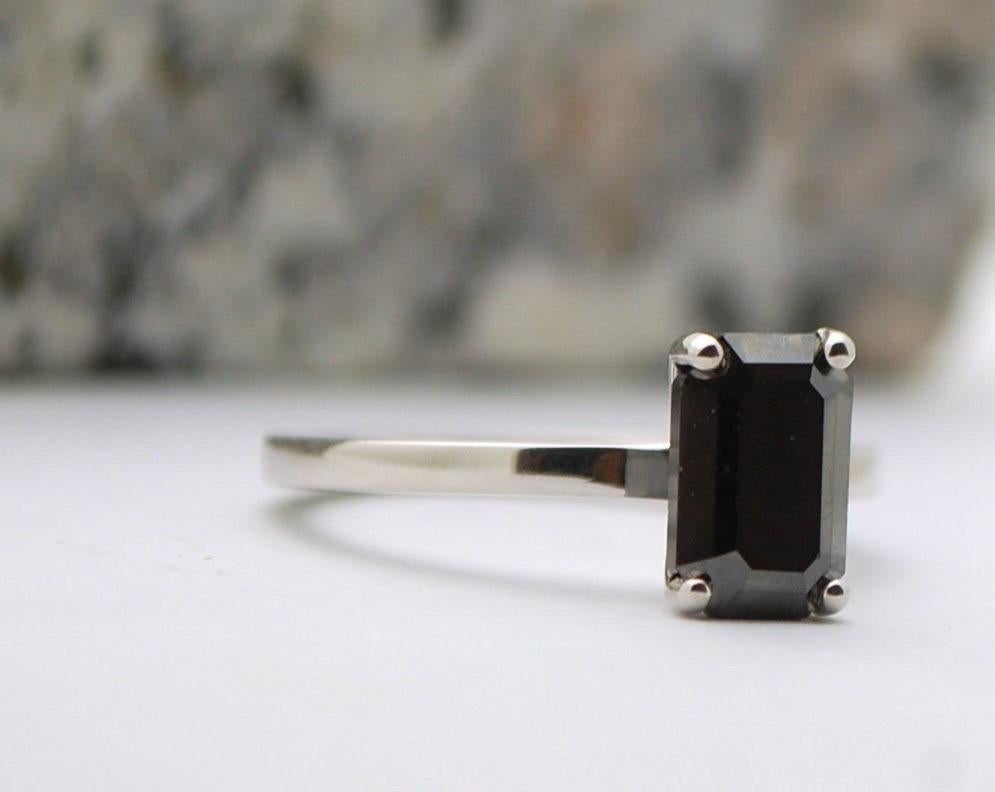 Seltener schwarzer Diamant-Verlobungsring mit 3 Karat Diamant im Smaragdschliff  18KT Weißgold im Angebot 1