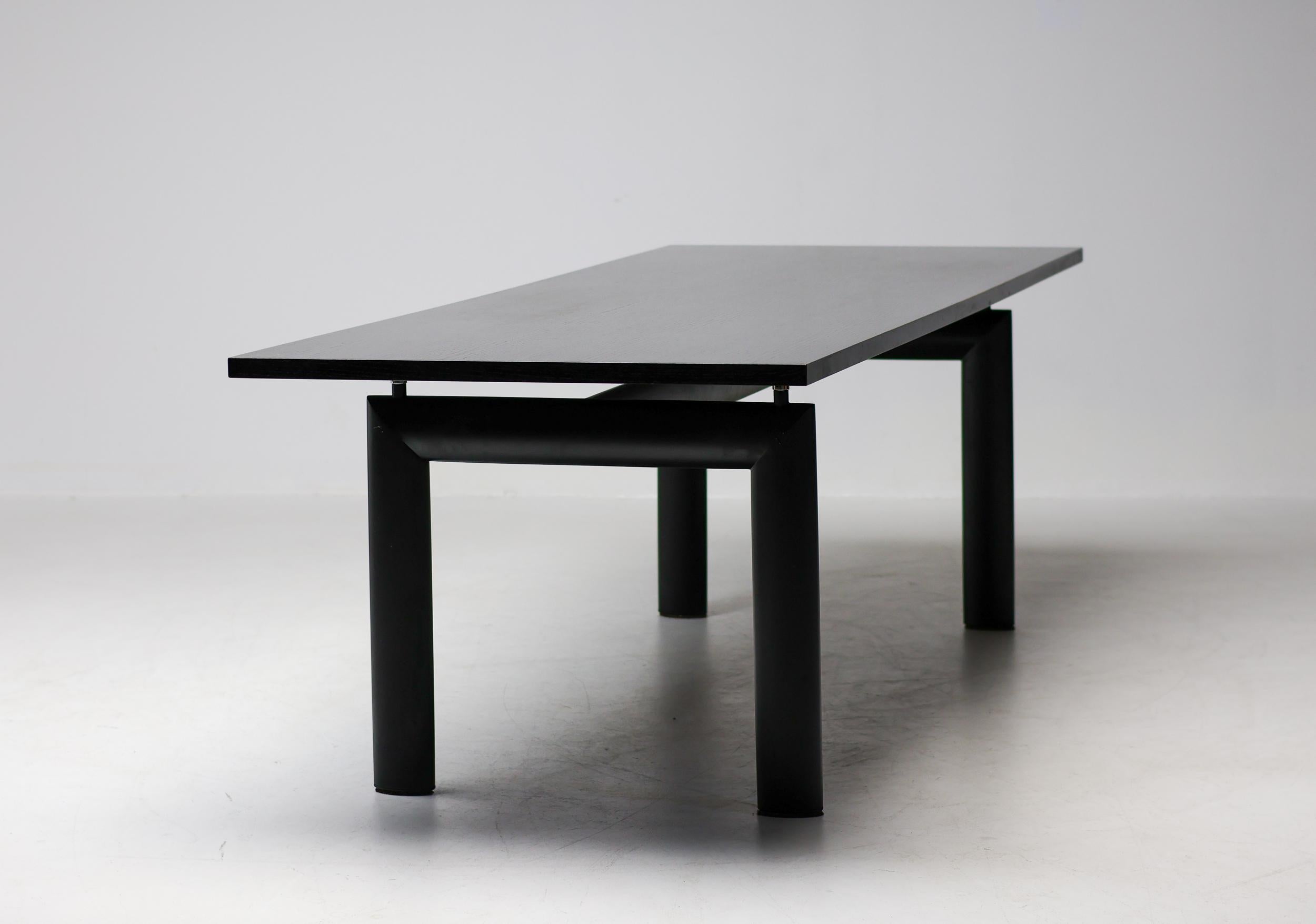 Escritorio LC6 diseñado por Le Corbusier, Pierre Jeanneret y Charlotte Perriand.
Marcada, firmada y numerada en el marco, esta mesa está ejecutada con un tablero de fresno teñido de negro, lo que la convierte en una mesa de trabajo muy cómoda.  Esta