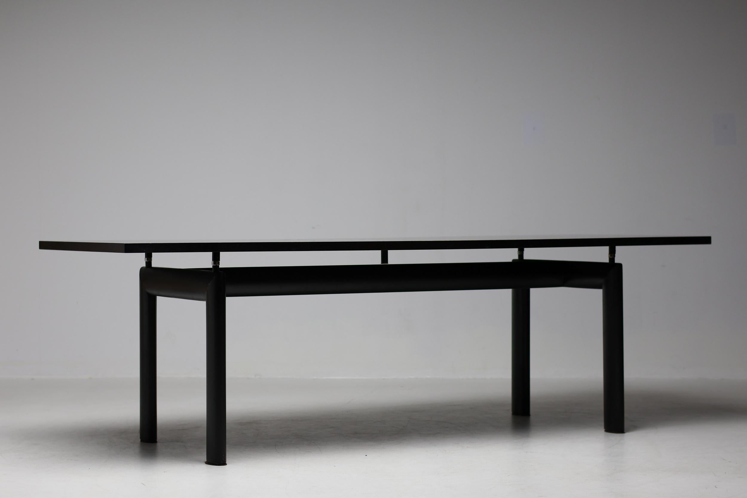 Raro escritorio LC6 de fresno teñido de negro de Le Corbusier, Jeanneret y Perriand para Cassina Moderno de mediados de siglo
