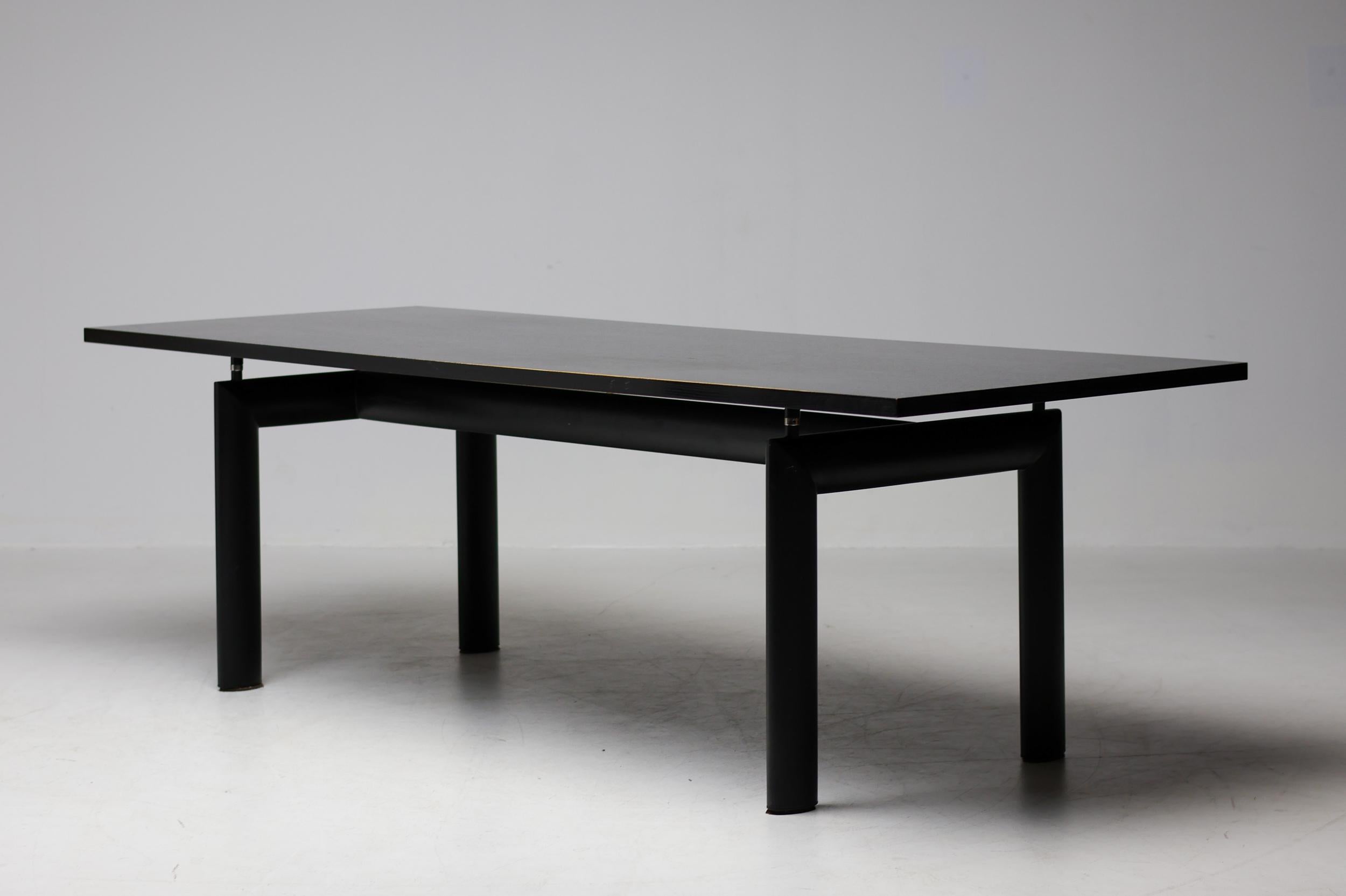 Raro escritorio LC6 de fresno teñido de negro de Le Corbusier, Jeanneret y Perriand para Cassina Teñido