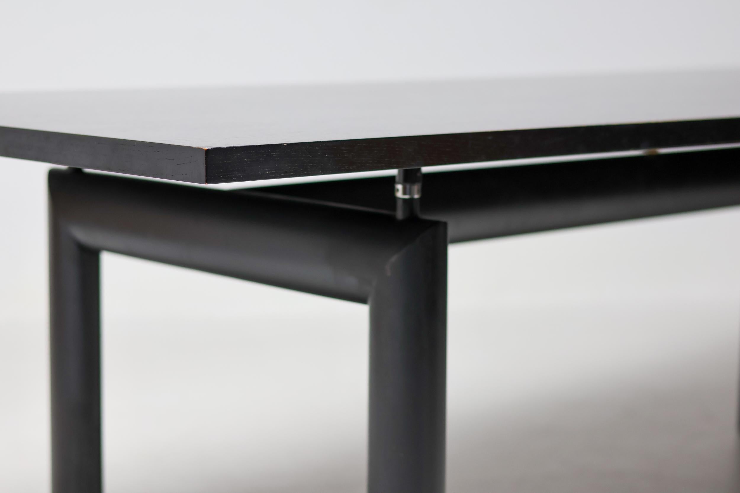 Raro escritorio LC6 de fresno teñido de negro de Le Corbusier, Jeanneret y Perriand para Cassina en Bueno Estado en Dronten, NL