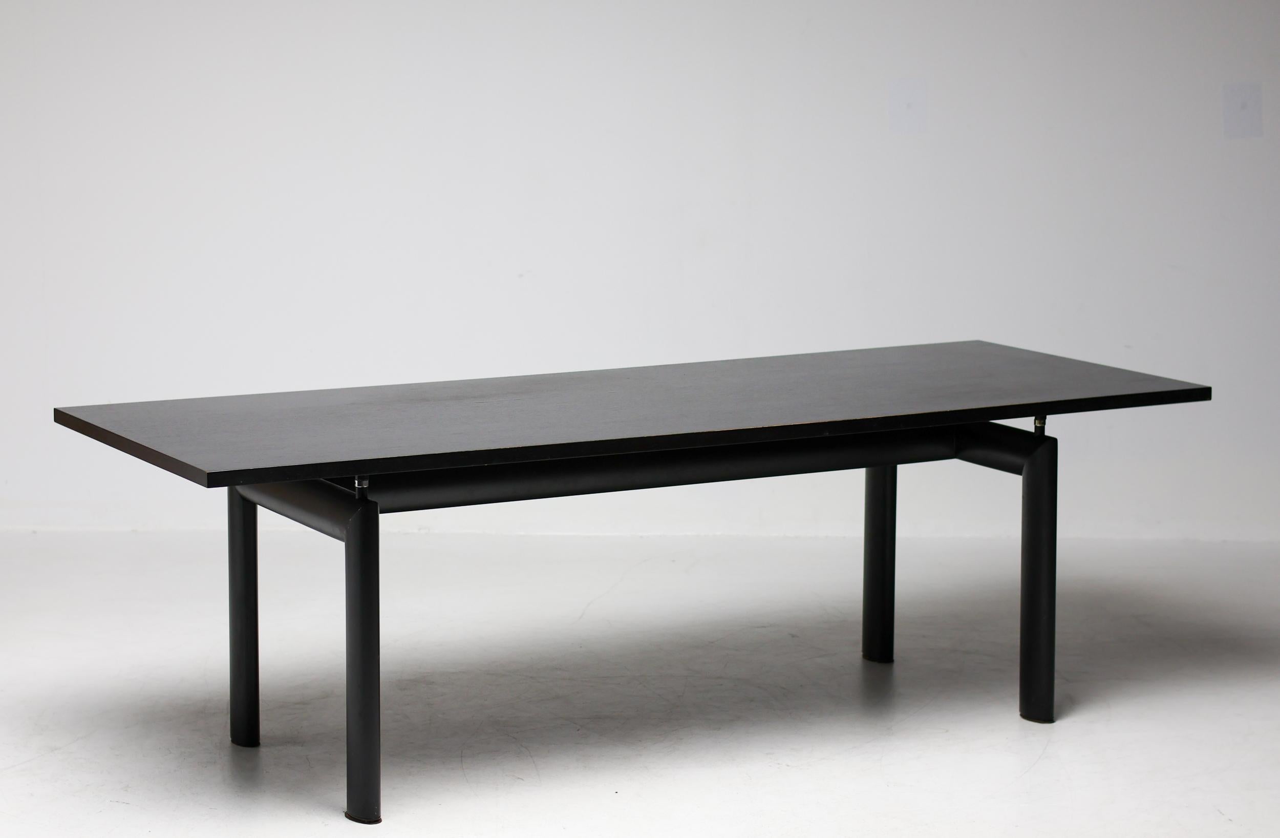 Raro escritorio LC6 de fresno teñido de negro de Le Corbusier, Jeanneret y Perriand para Cassina finales del siglo XX