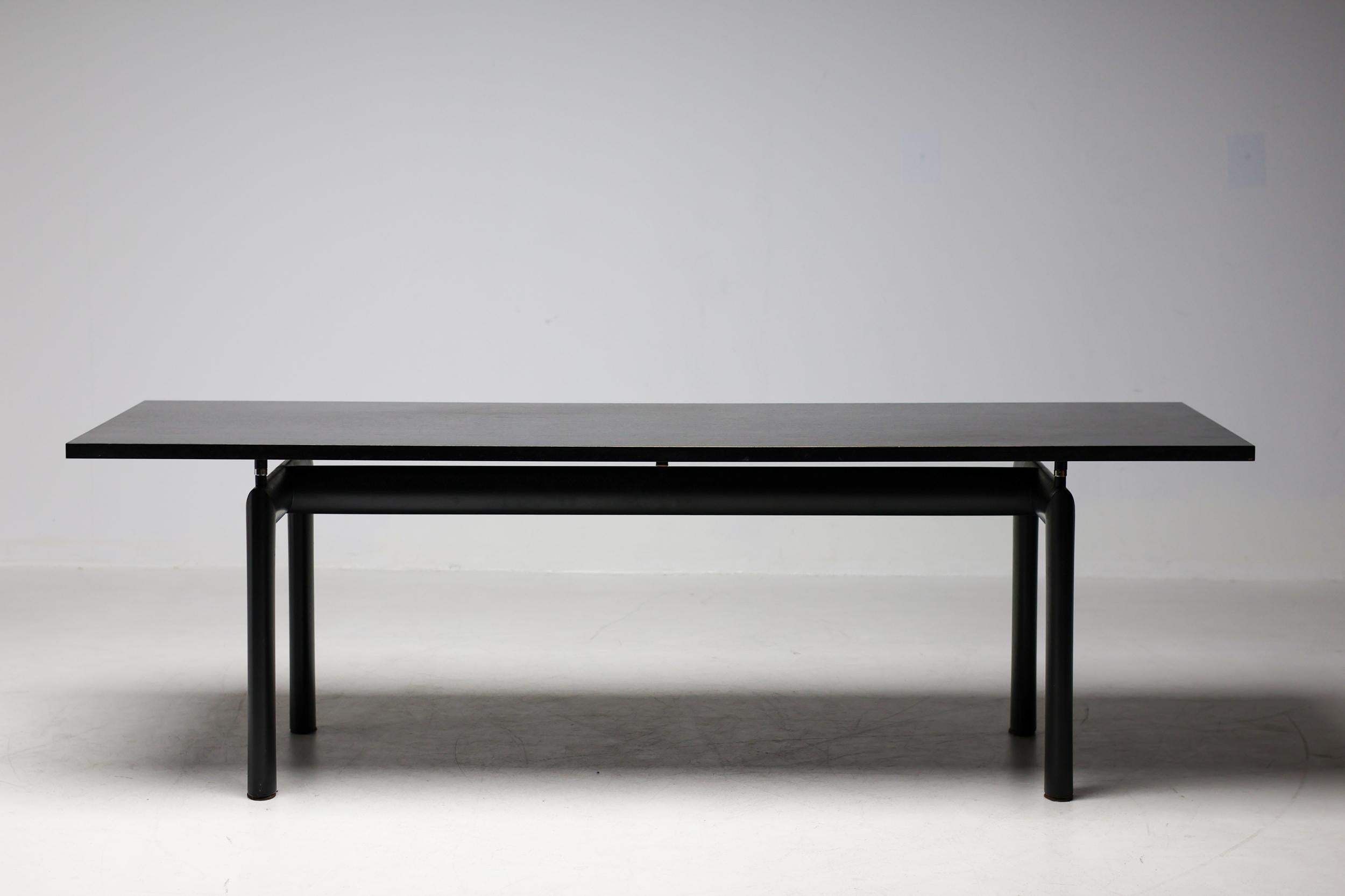 Raro escritorio LC6 de fresno teñido de negro de Le Corbusier, Jeanneret y Perriand para Cassina 1