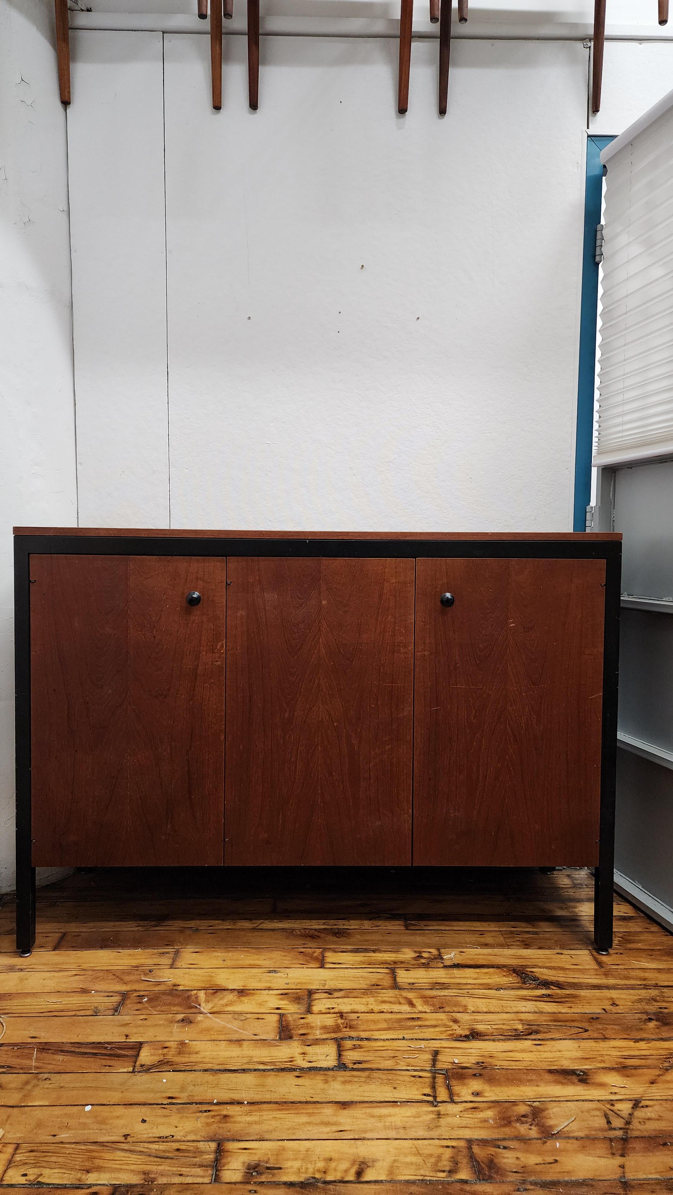 Mid-Century moderno Raro mobile in teak con telaio nero di George Nelson per Herman Miller in vendita