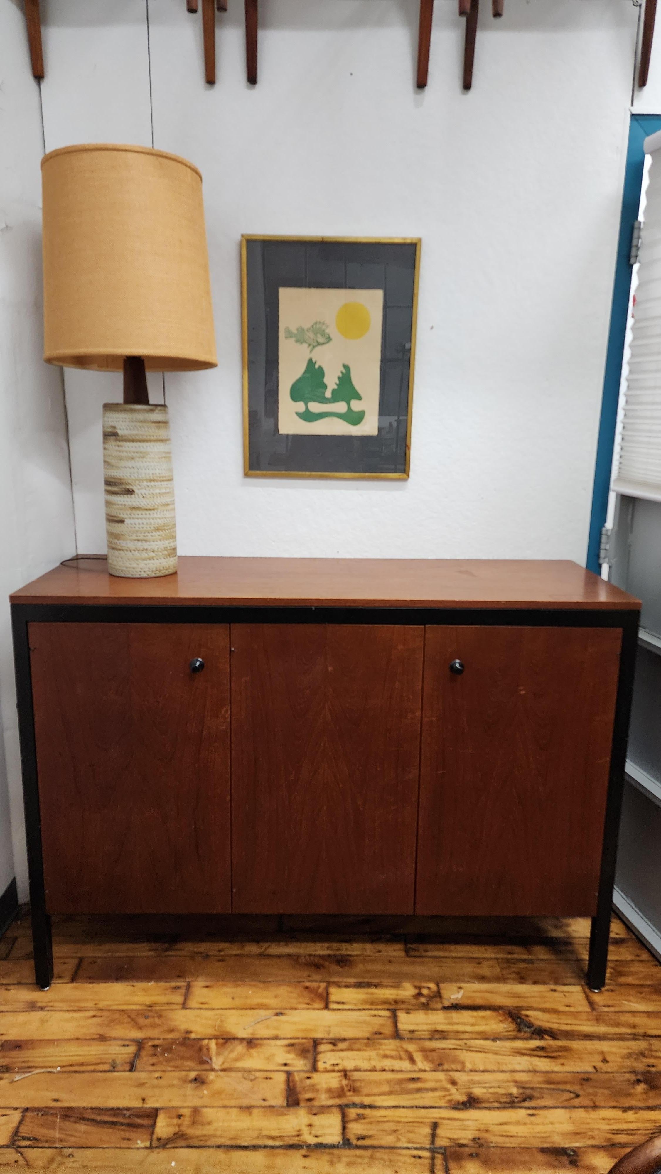 Americano Raro mobile in teak con telaio nero di George Nelson per Herman Miller in vendita