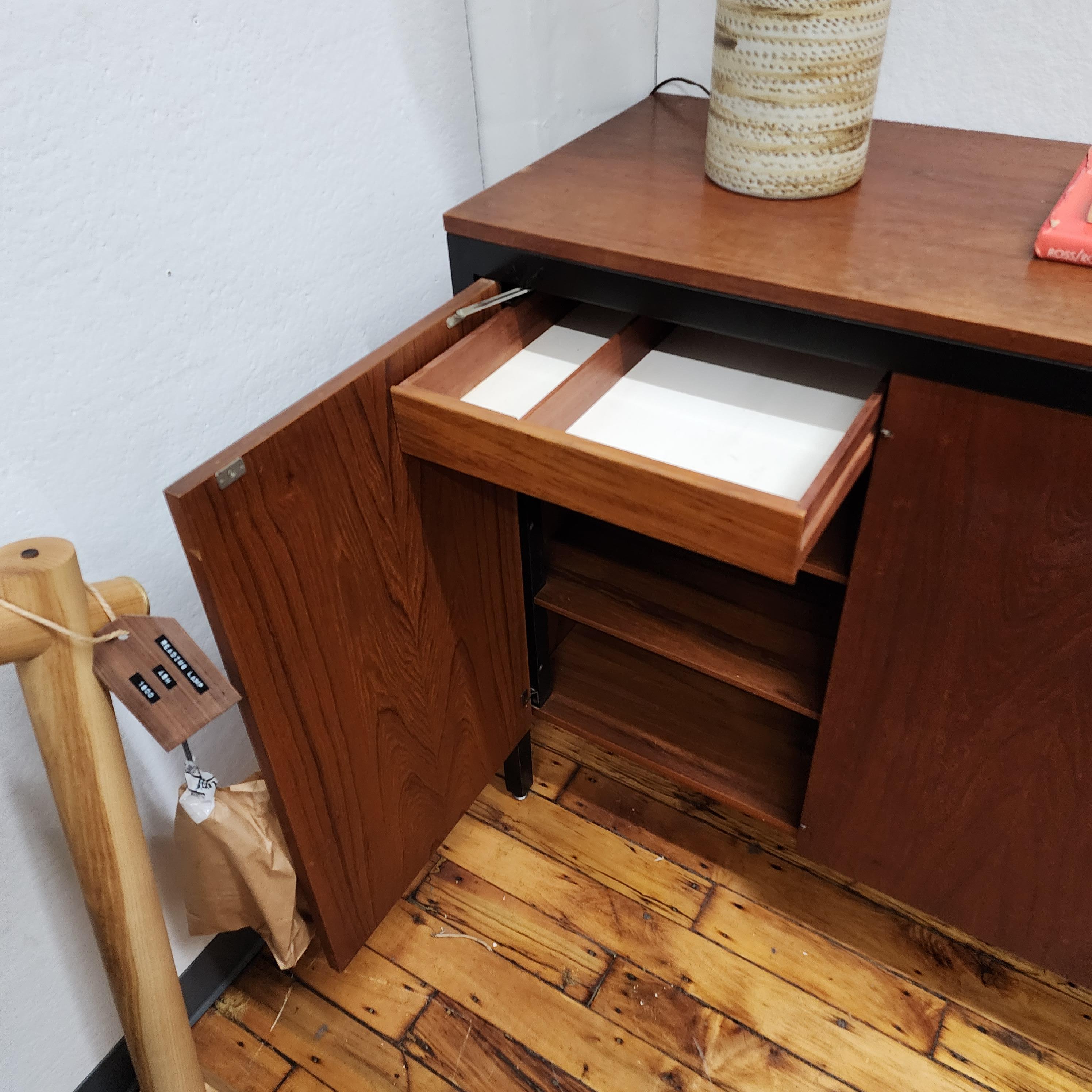 Raro mobile in teak con telaio nero di George Nelson per Herman Miller in vendita 1
