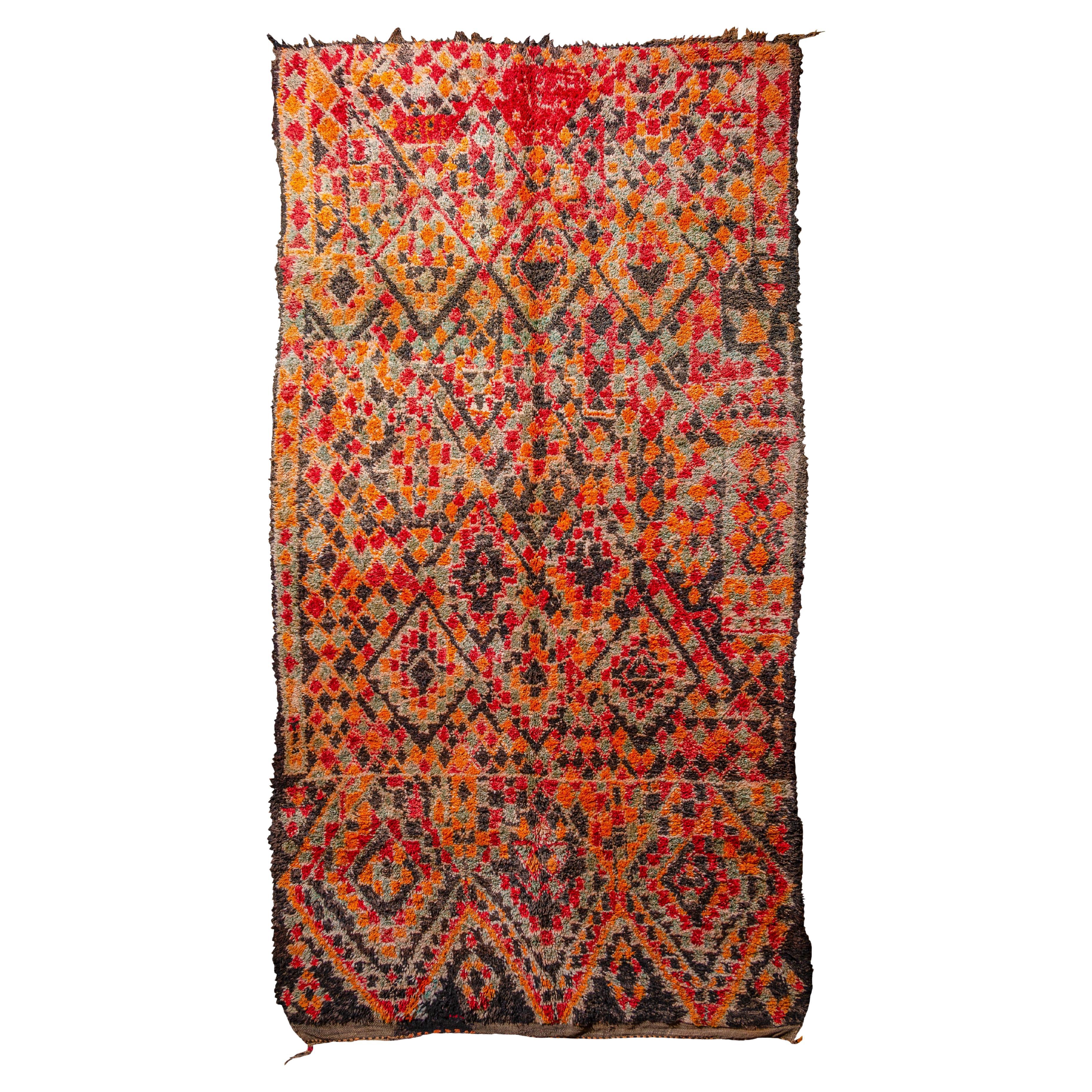 Rare tapis marocain Beni M'Guild Vintage à fond noir Curated By Breuckelen Berber