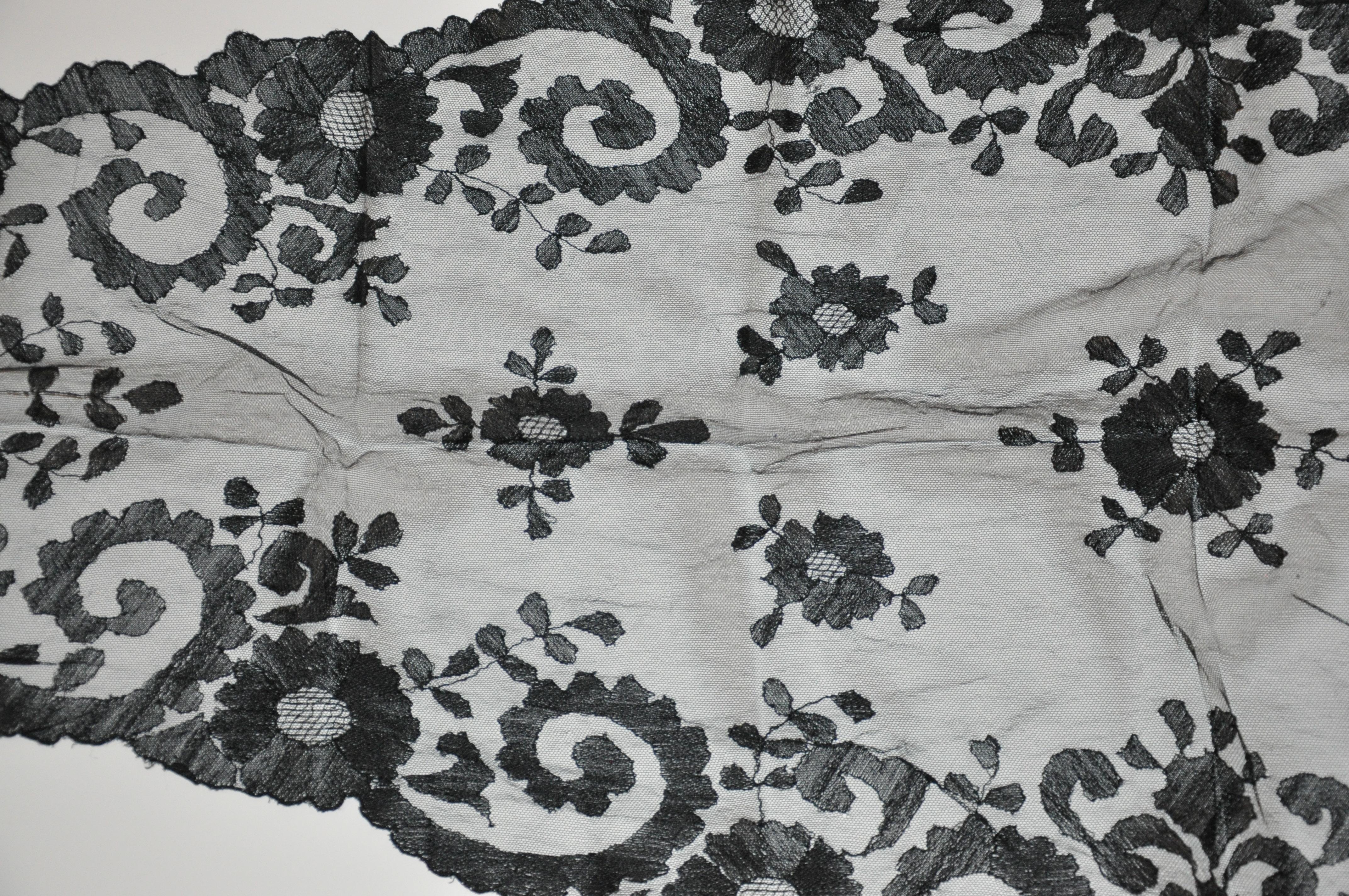 Rare Black Hand-Woven French Lace with Scallop Edges Shawl In Good Condition For Sale In New York, NY