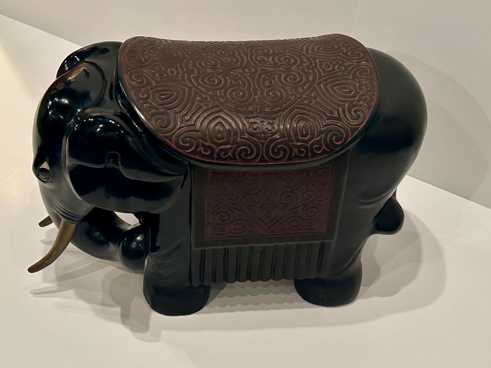 Seltener schwarzer Lack geschnitzter Holz-Elefanten-Gartensitz-Beistelltisch mit Messing-Schreibtischen im Angebot 8