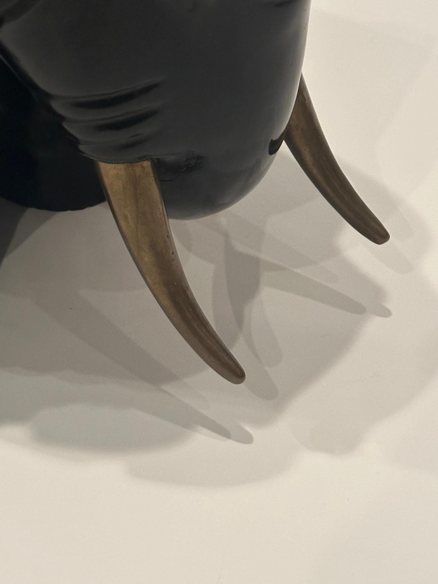 Seltener schwarzer Lack geschnitzter Holz-Elefanten-Gartensitz-Beistelltisch mit Messing-Schreibtischen (Lackiert) im Angebot