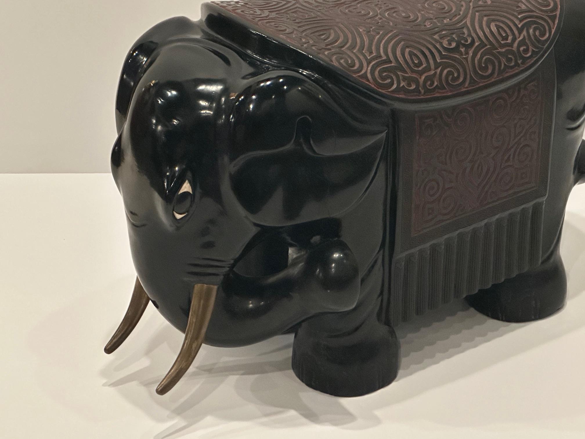 Seltener schwarzer Lack geschnitzter Holz-Elefanten-Gartensitz-Beistelltisch mit Messing-Schreibtischen (Ende des 20. Jahrhunderts) im Angebot