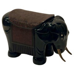 Seltener schwarzer Lack geschnitzter Holz-Elefanten-Gartensitz-Beistelltisch mit Messing-Schreibtischen