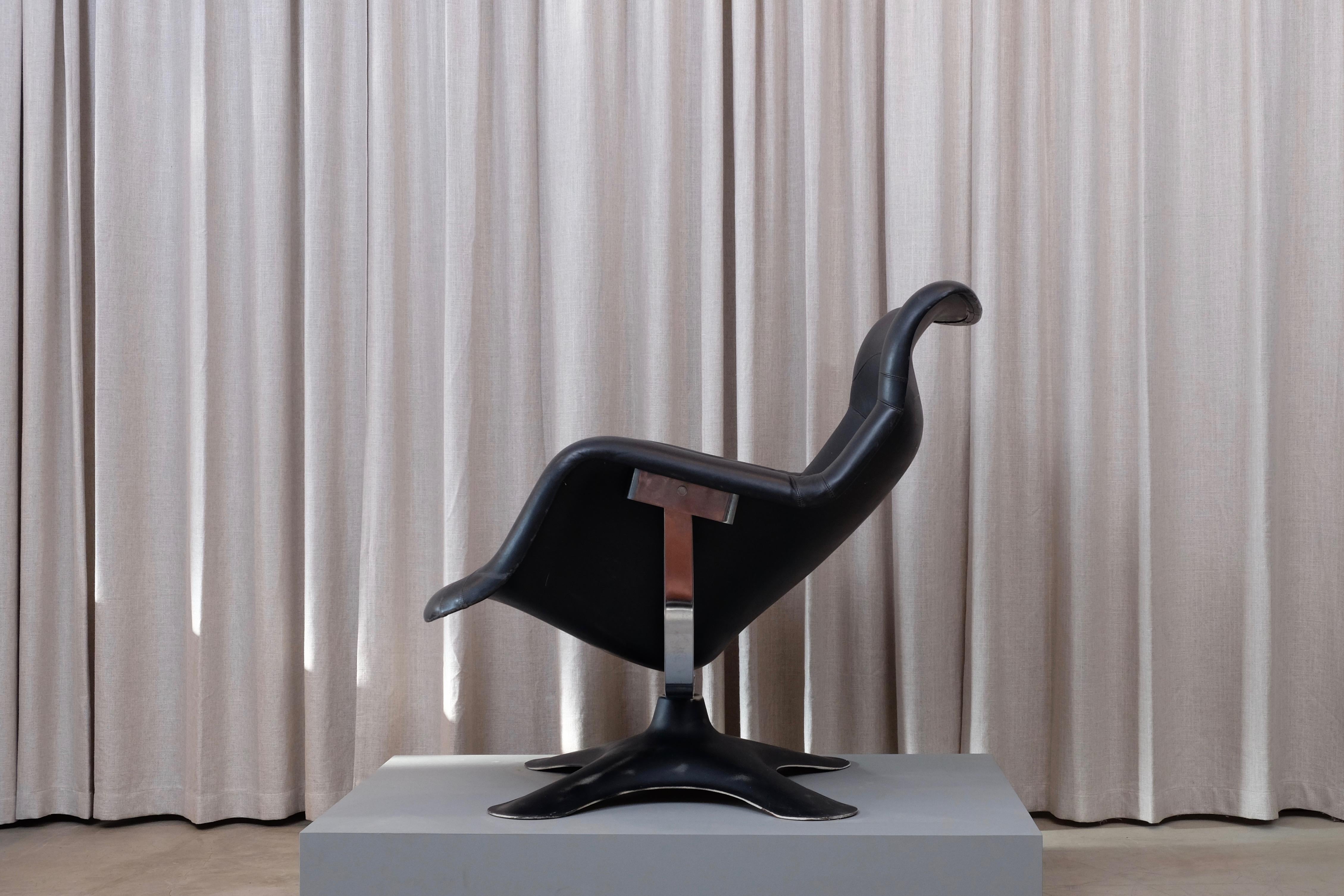 Très recherchée, la chaise longue Karuselli en noir, conçue en 1965 par Yrjö Kukkapuro, fabriquée par Haimi, Finlande, a une coque et une base en fibre de verre. Sellerie exclusive en cuir manufacturé, chrome et fibre de verre en très bon état.