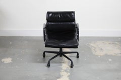 Rare fauteuil de direction Eames Soft Pad noir sur noir par Herman Miller:: 1988