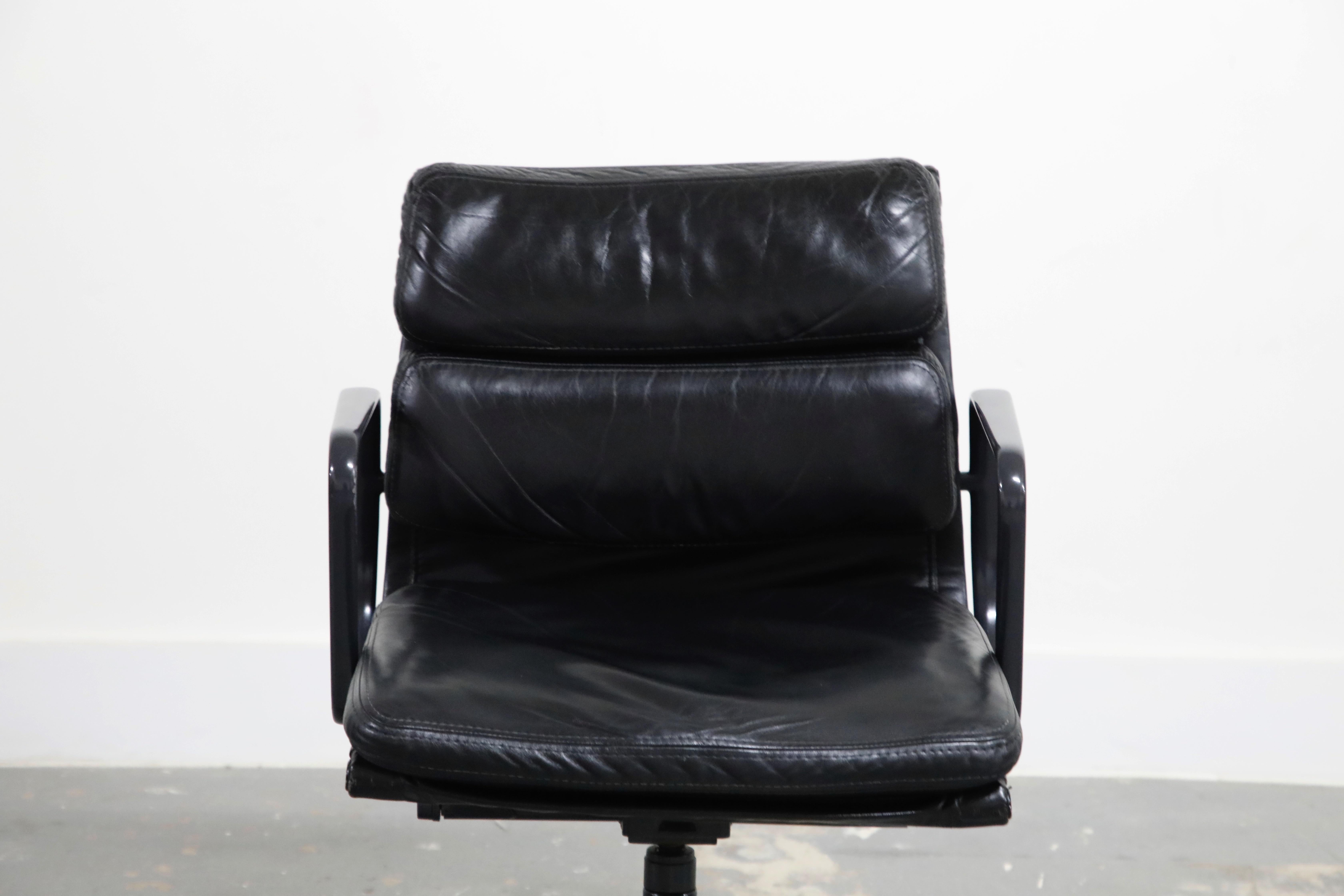 Rare Black on Black Eames Soft Pad Management Chair by Herman Miller, 1988 In Good Condition In Los Angeles, CA