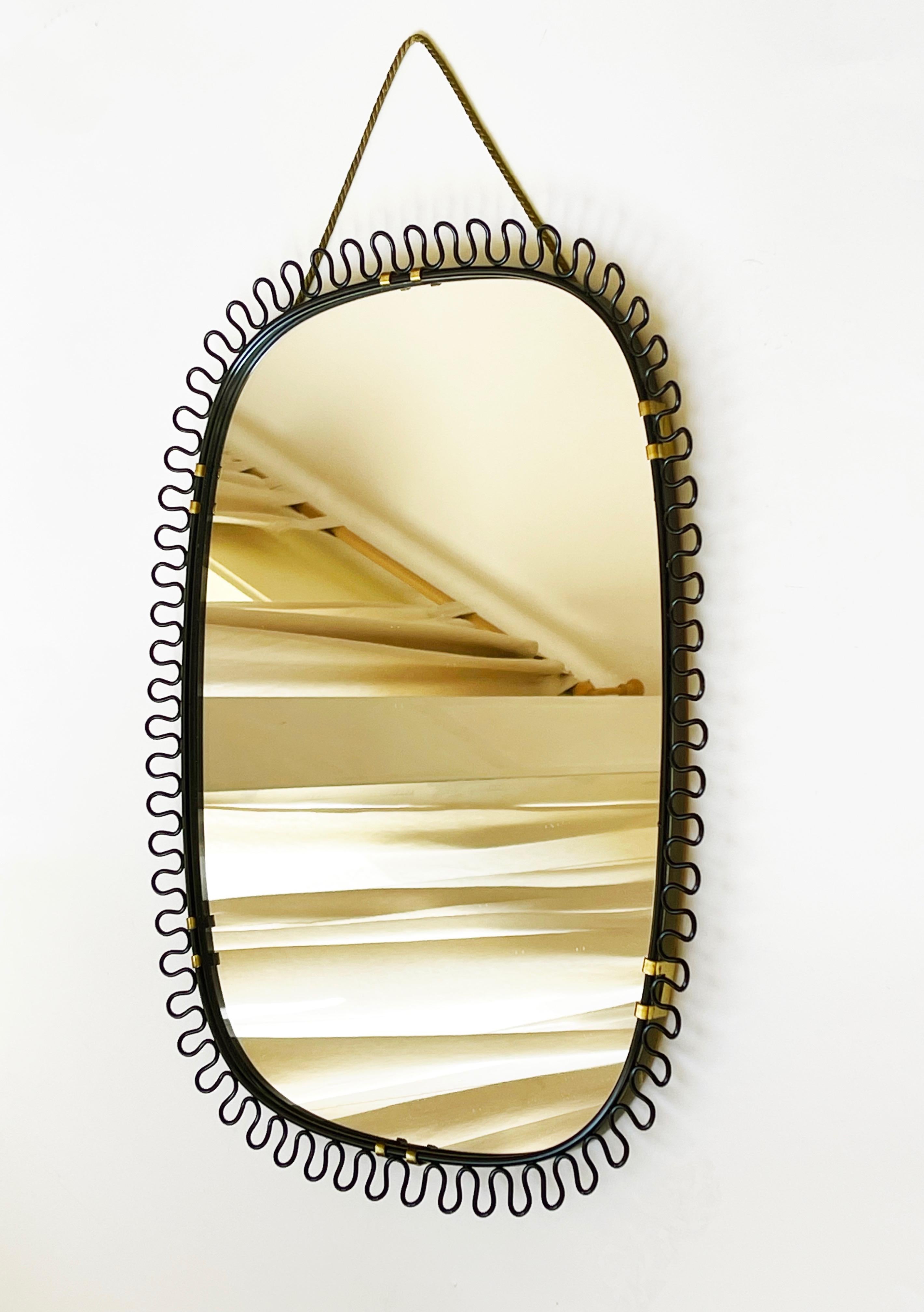 Mid-Century moderno Raro specchio da parete nero di Josef Frank Svenskt Tenn Austria/Ottone Svedese, anni '50 in vendita