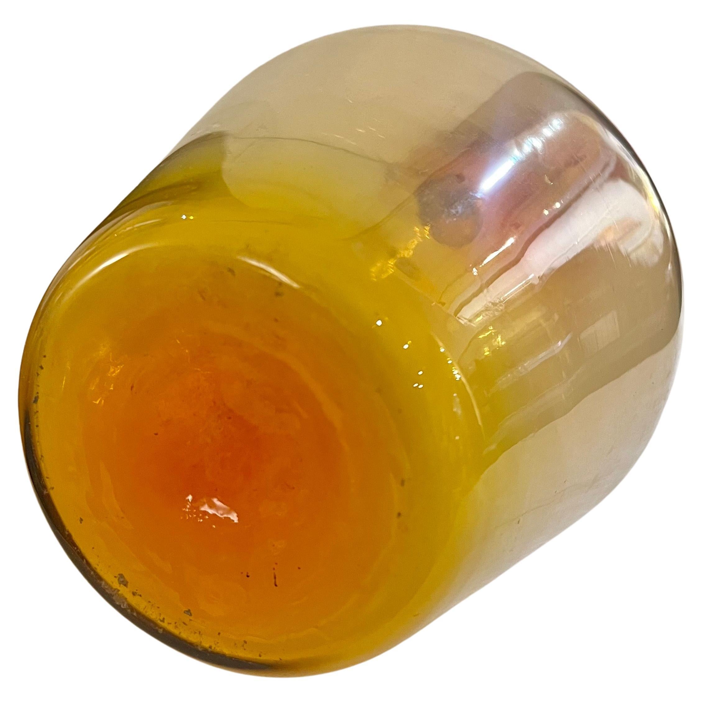 Magnifiques couleurs et excellent état pour ce petit pichet en verre ambré.