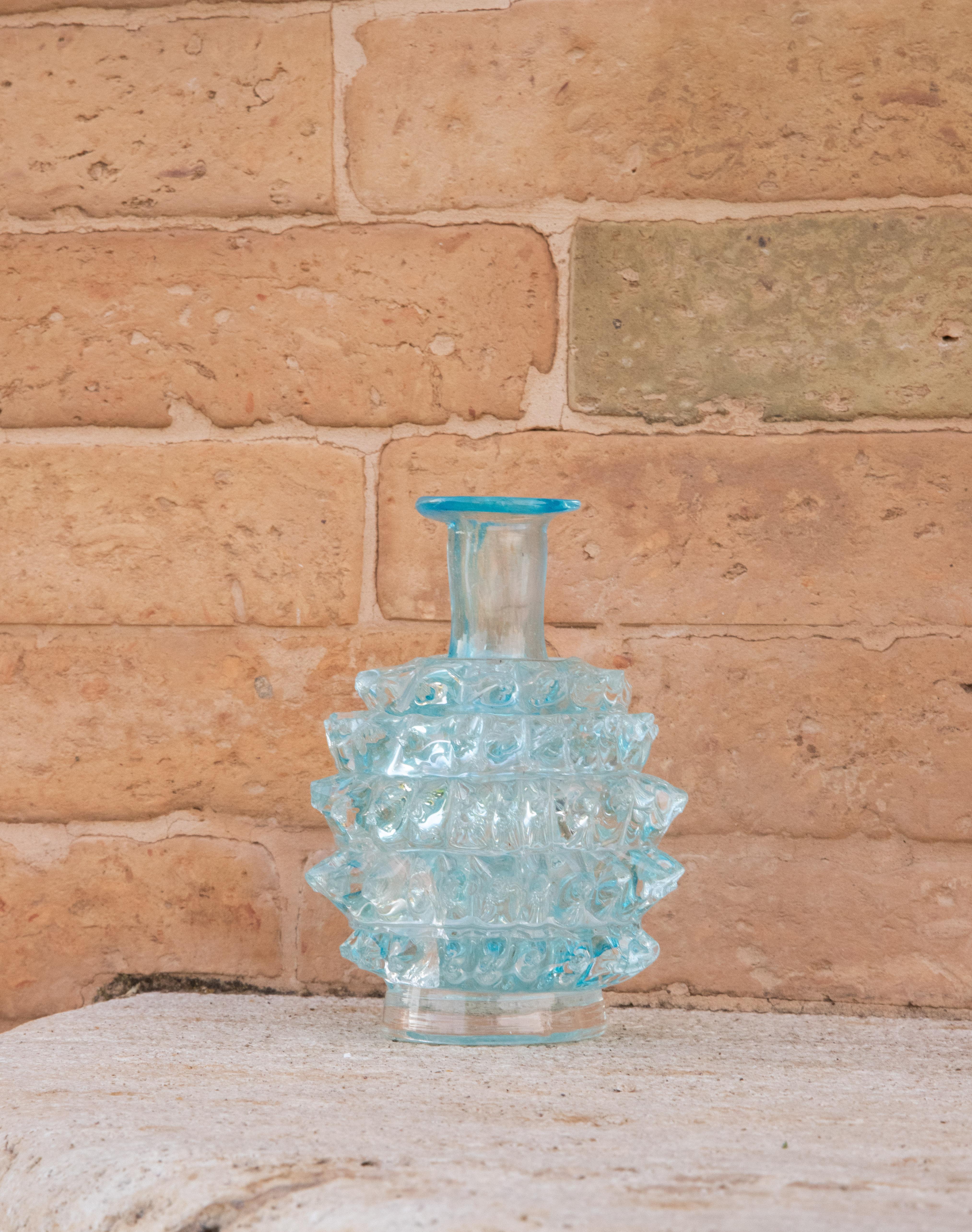 Étonnant vase en verre de Murano du milieu du siècle, soufflé à la bouche dans un rare rostrato blu. Ce magnifique objet a été produit dans les années 1940 en Italie par Ercole Barovier pour Barovier&Toso.

Ce chef-d'œuvre est un hommage fantastique