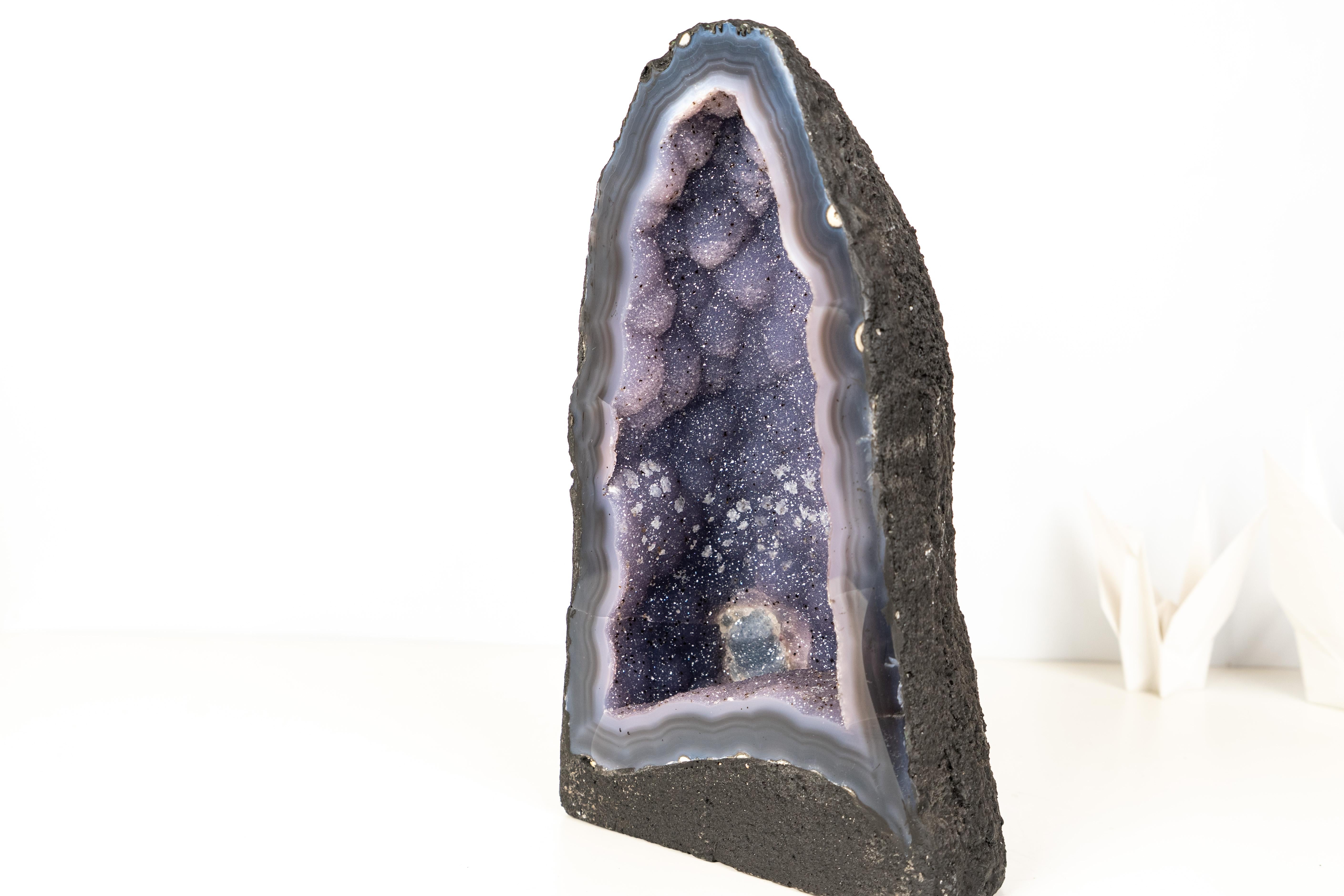 Raro geode di agata blu intenso con ametista blu druzy

▫️ Descrizione

Una vera rarità tra le geodi, questo eccezionale esemplare mostra una delle più rare gamme di colori, un blu profondo, quasi cosmico, e un interno luminoso pieno di scintillanti