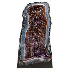 Raro geode di agata blu con inclusioni di ametista viola e cacoxenite