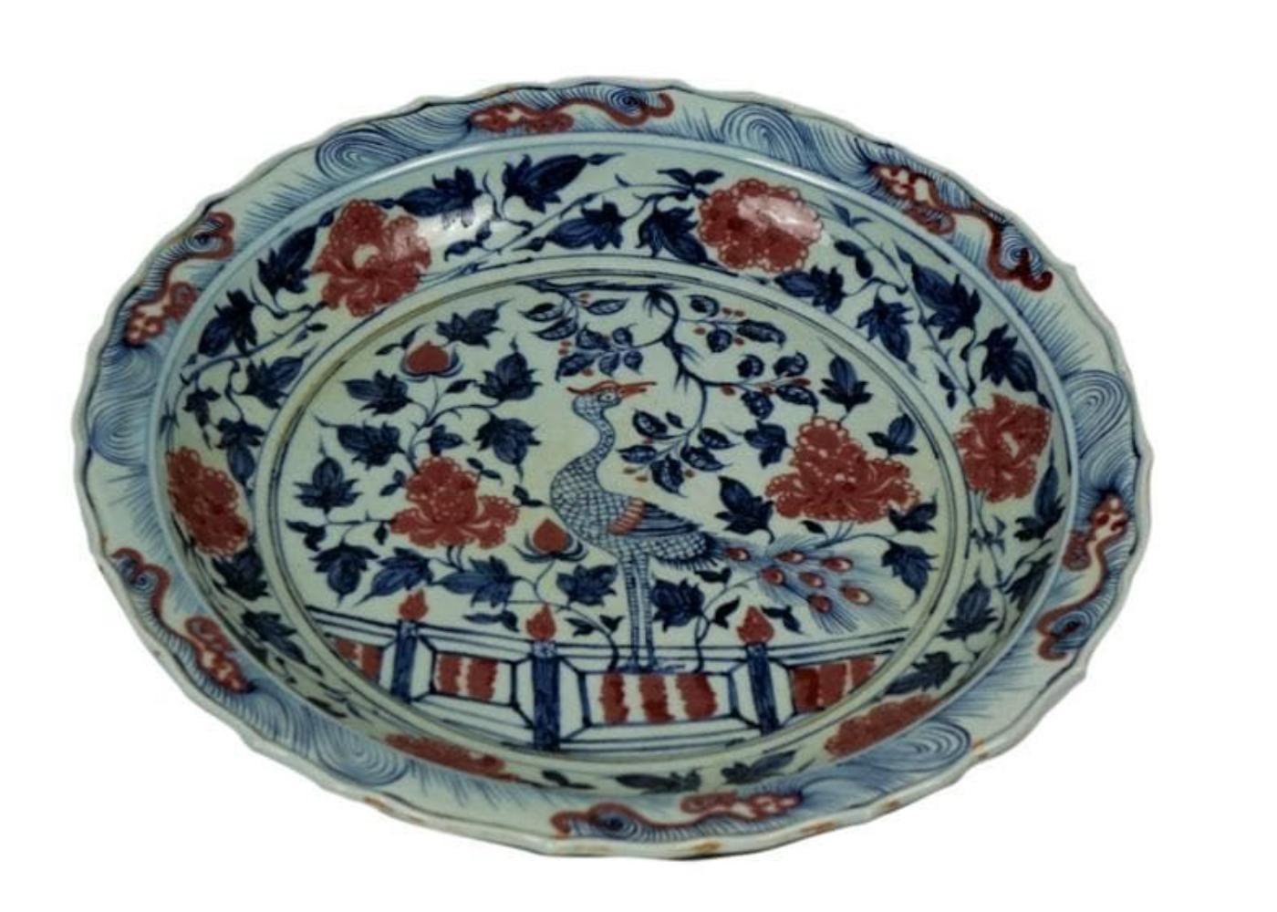 Rare plat en cuivre bleu et rouge de la dynastie Yuan Peint à l'intérieur d'un paon dans un jardin animé et portant la marque du sceau, répétée à l'extérieur. Hauteur : 2.5 in, Largeur : 16.5 in, Largeur de la base : 10.25 in
Sous la dynastie des