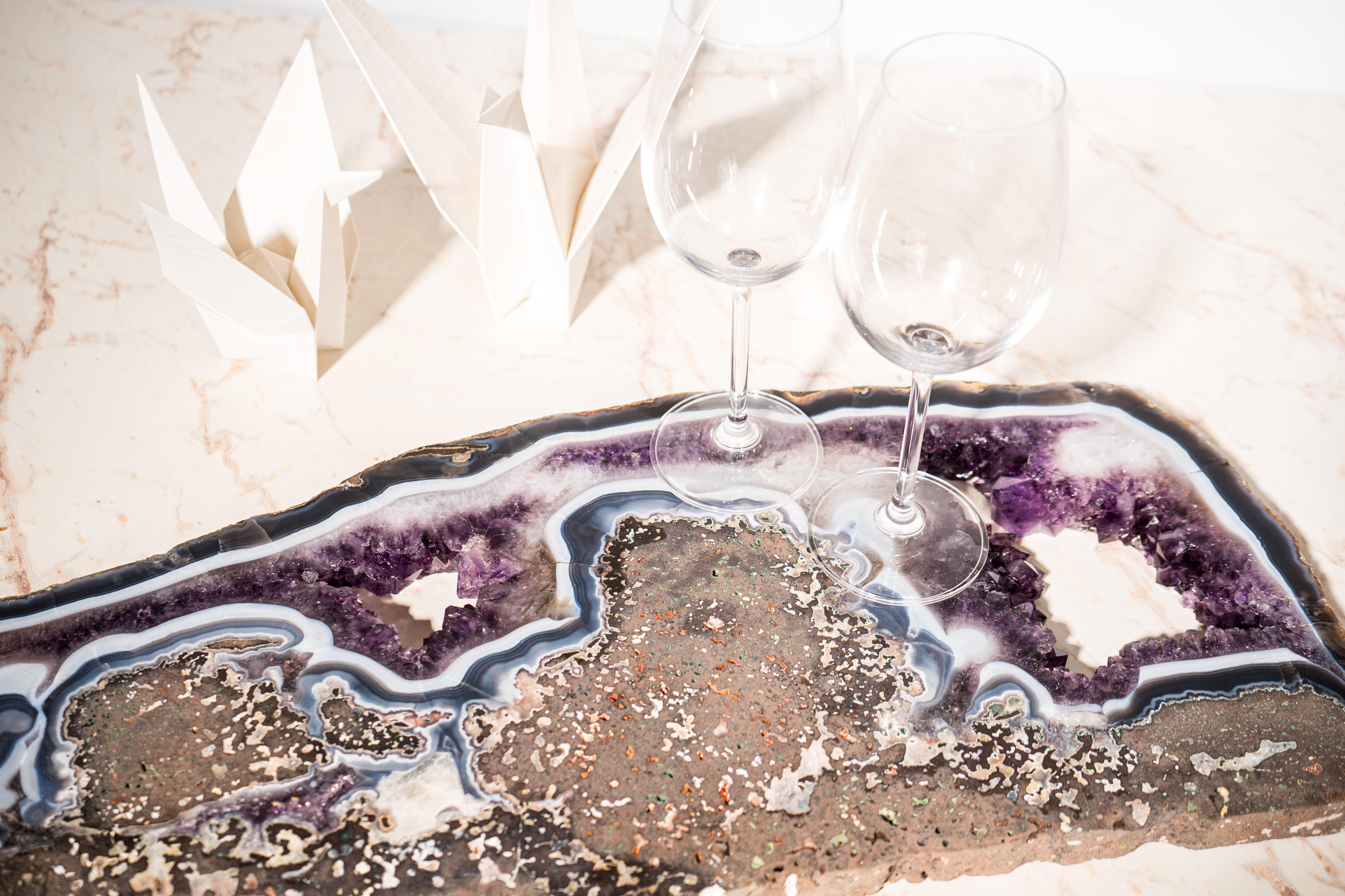 Rara Losa de Geoda de Ágata Azul y Blanca y Amatista Violeta, Bandeja de Cristal Brasileño en venta