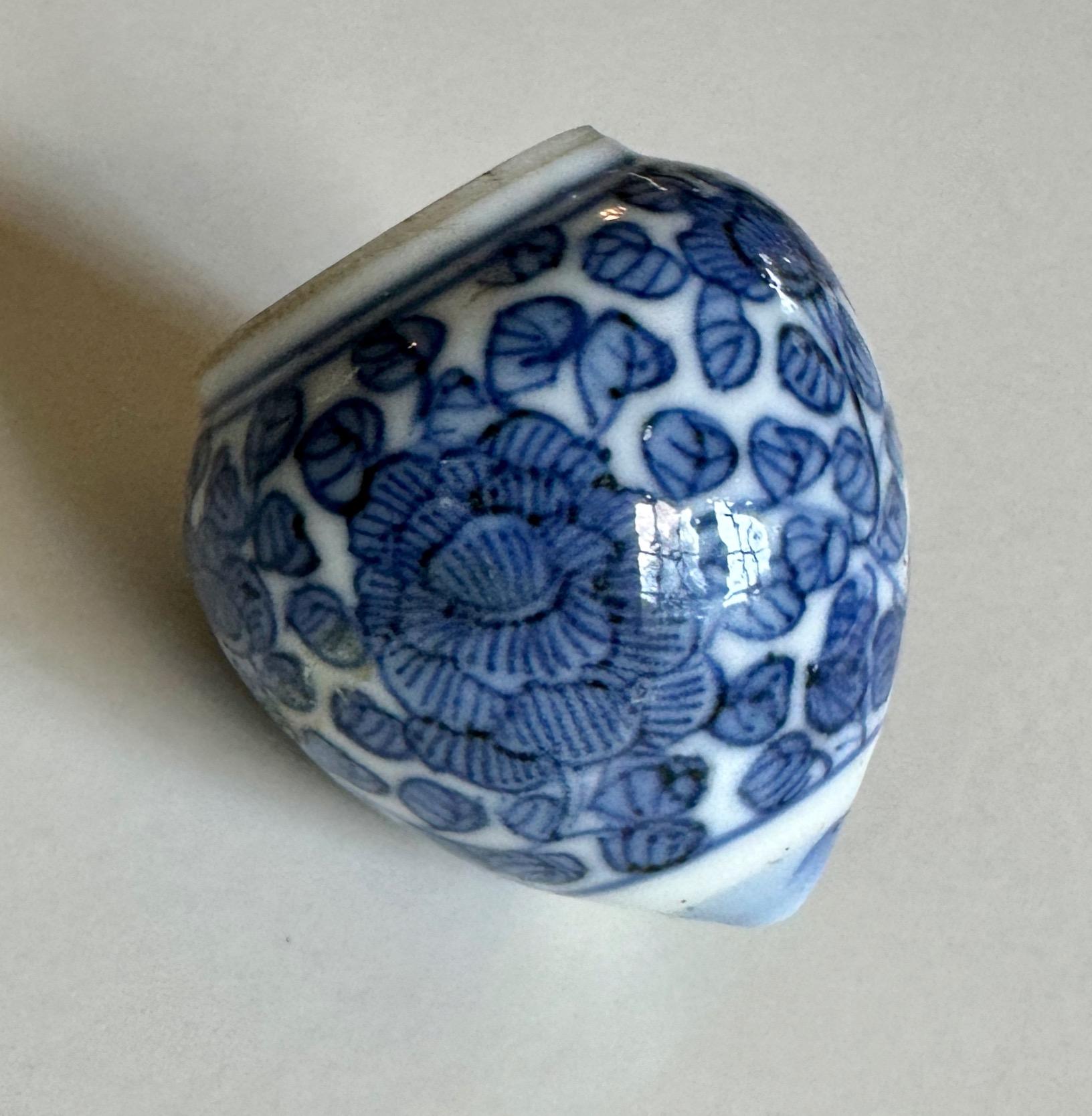 Rare Blue and White Bird Feeder from the Hatcher Cargo For Sale 3